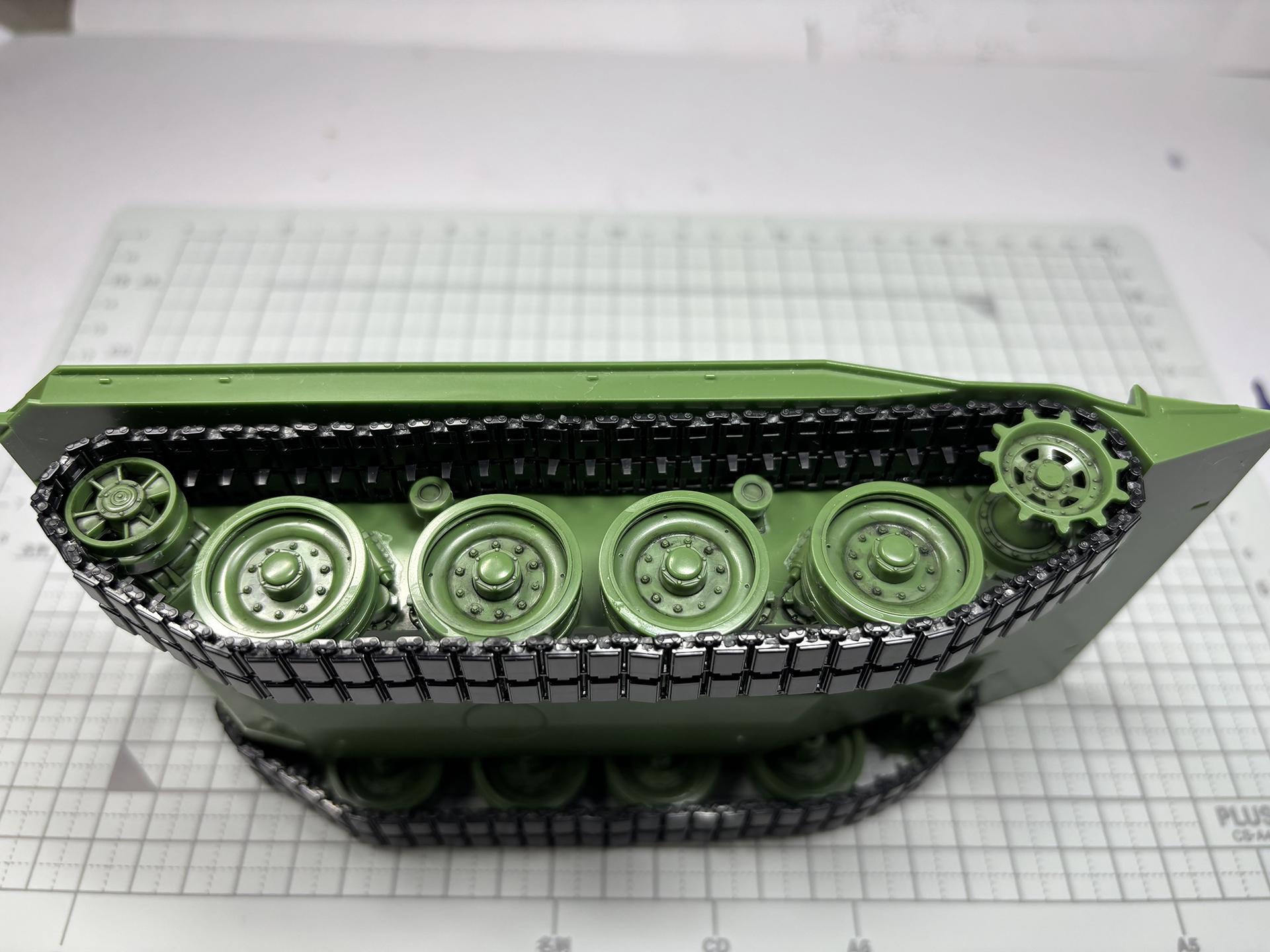 動輪を一度取り外してから通すとスムーズに転輪に履帯をセットできた