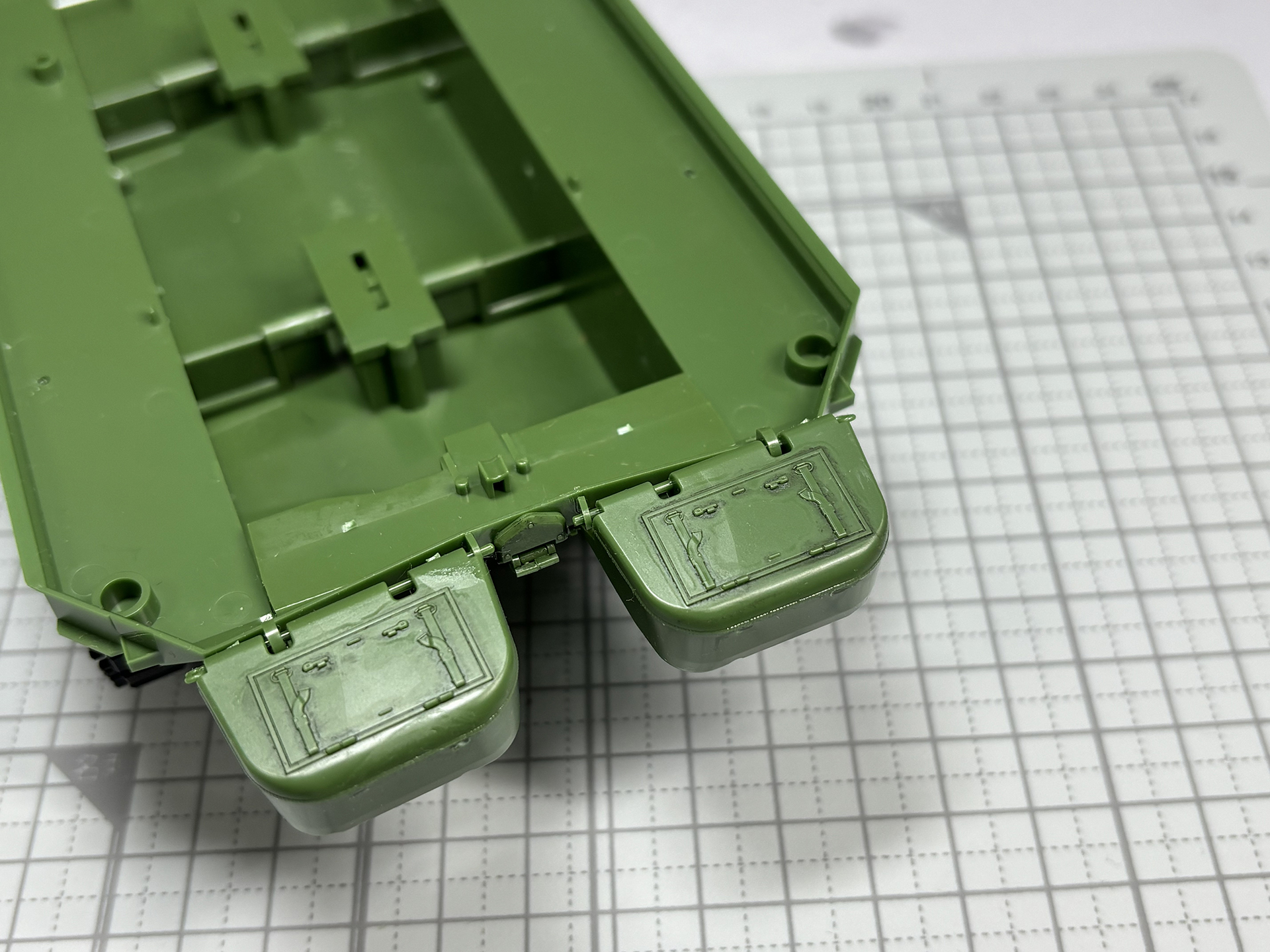 車体後部の雑具箱はシャフトを通して取り付けるため、可動する