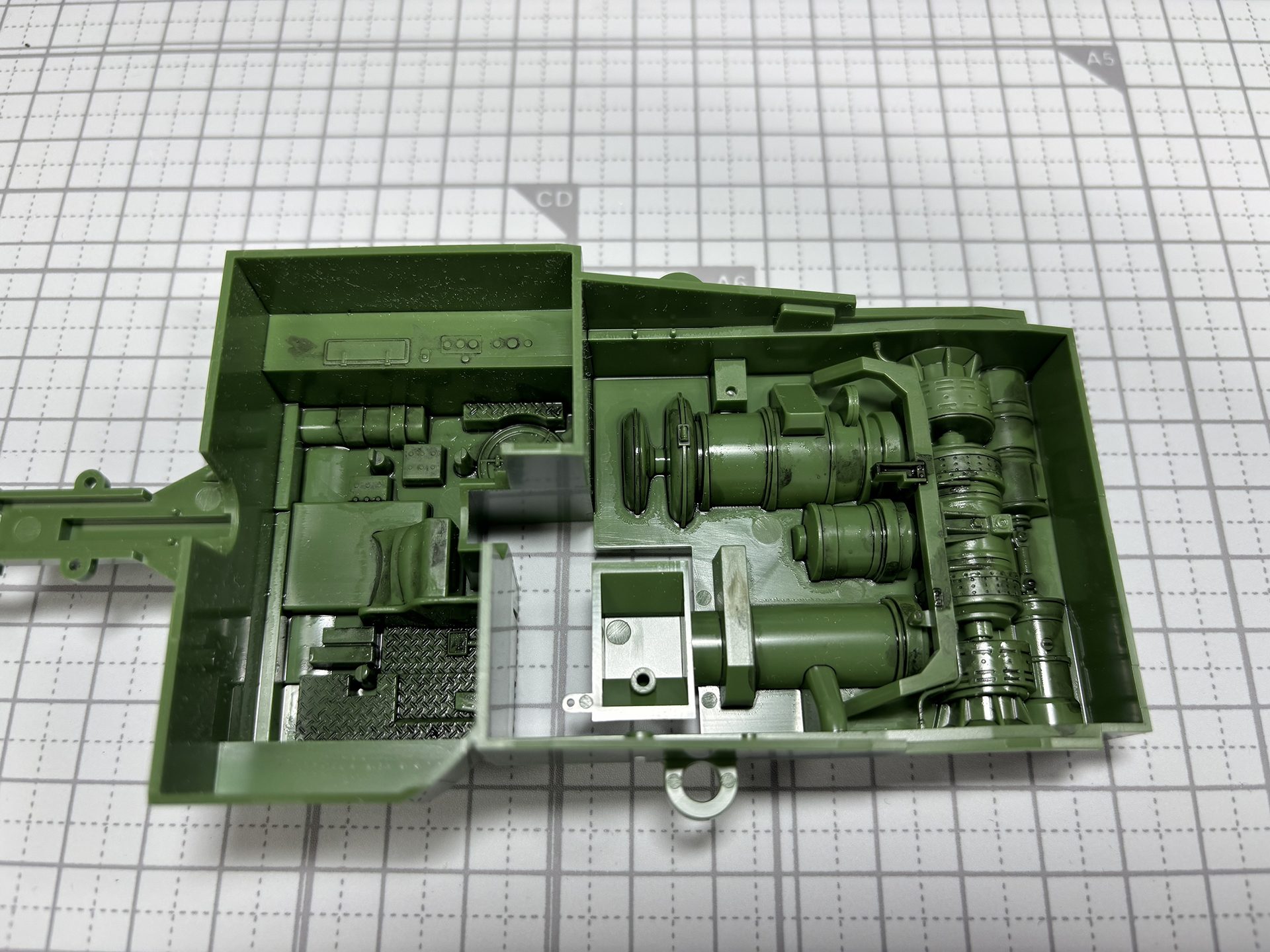 車体内部の基部となるCパーツ。スミ入れでディテールを強調する
