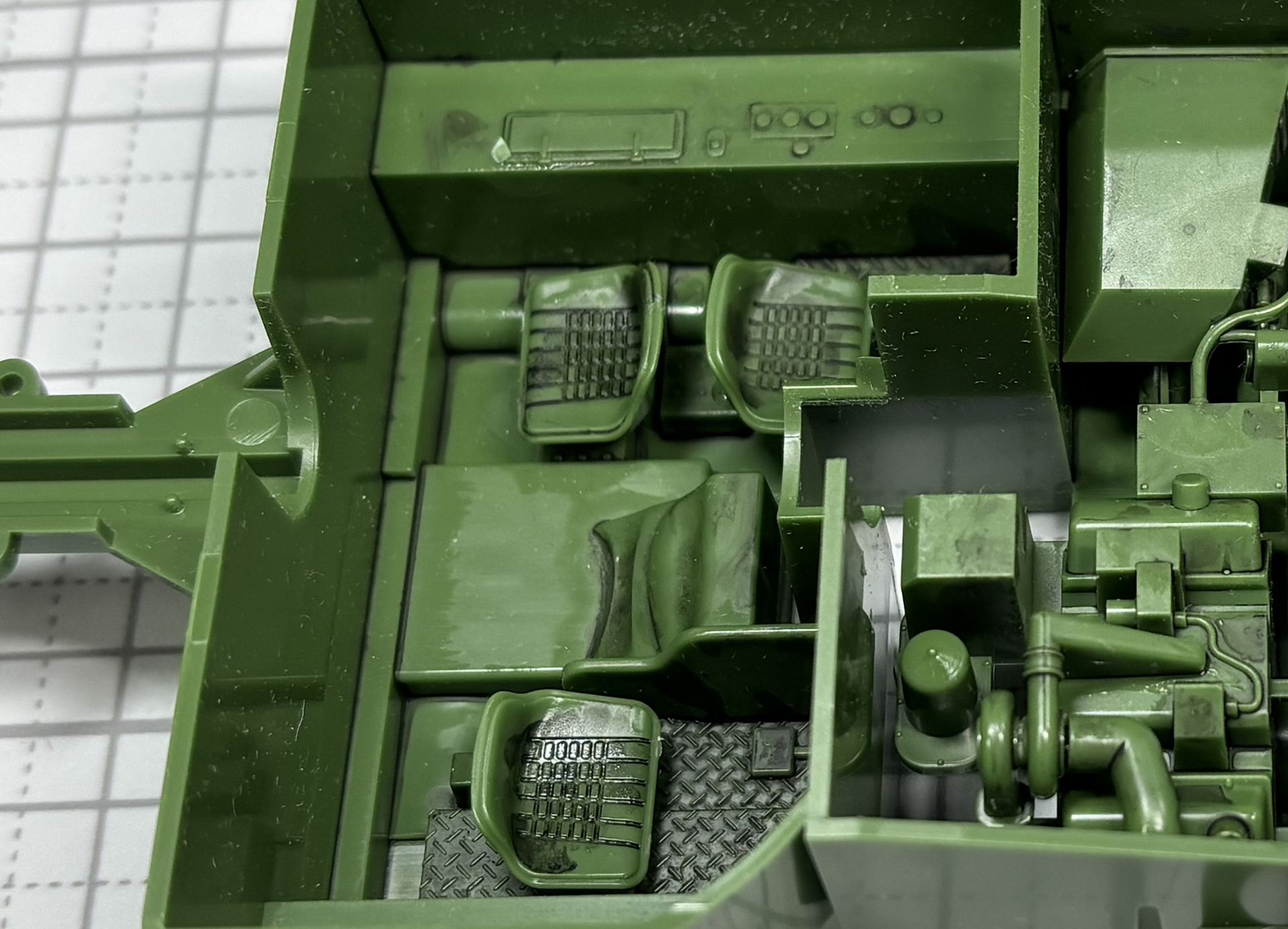 下が車長、上の右が操縦手、左が無線手。無線手は後退するときの操縦も行う。3人の座席をきちんと再現