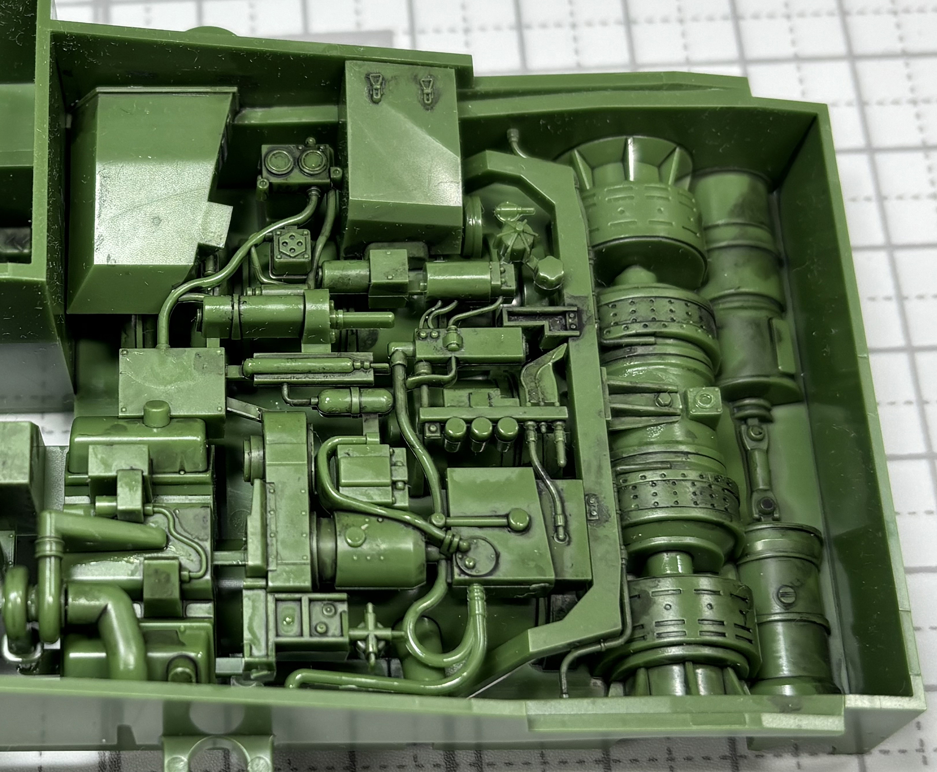 ガスタービンと、ディーゼルの2つのエンジンを持つS-タンク。エンジンの描写は注目ポイントだ