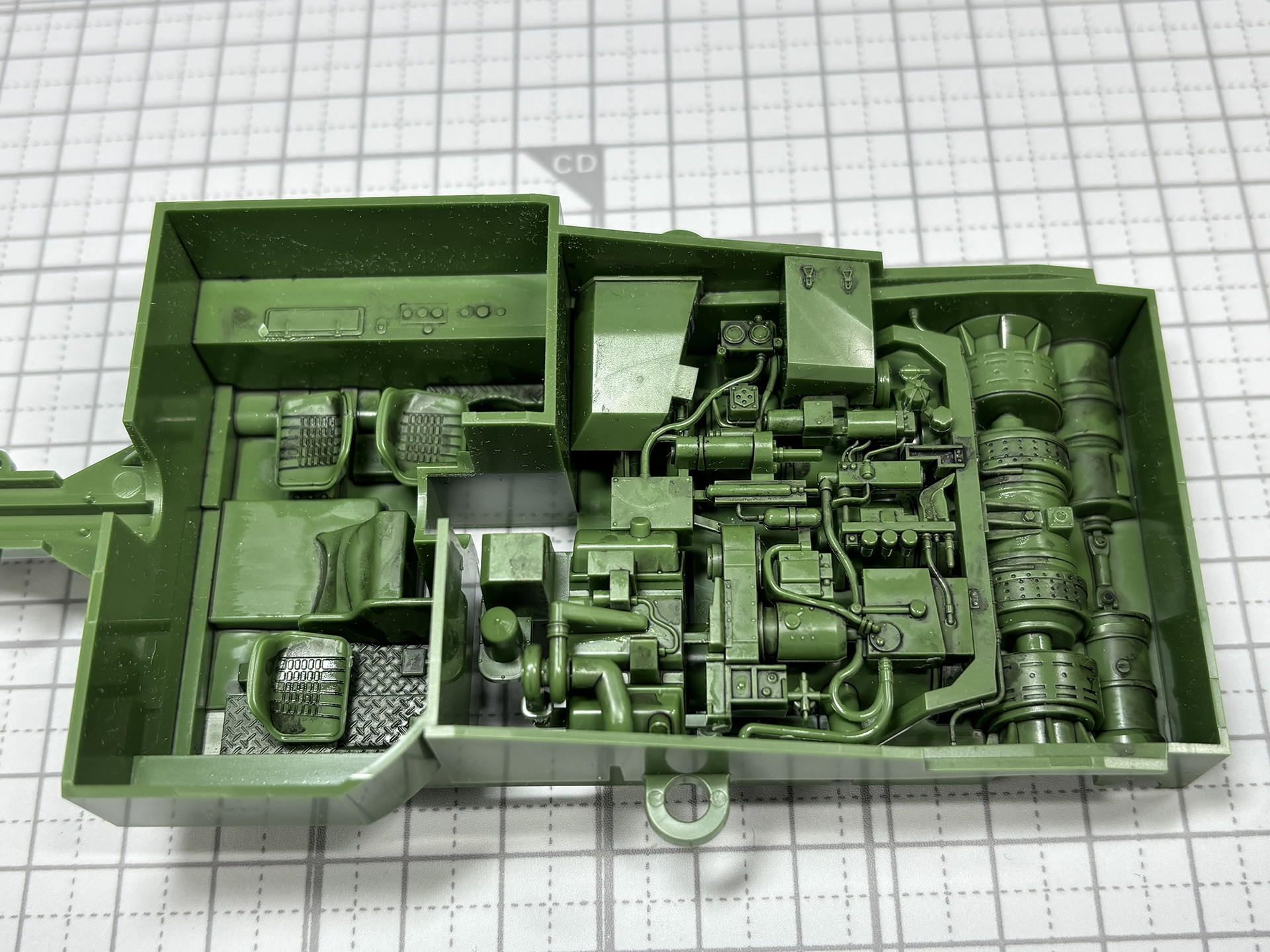 エンジン部がどれだけ大きく、乗員スペースがどれだけ小さいかが確認できる