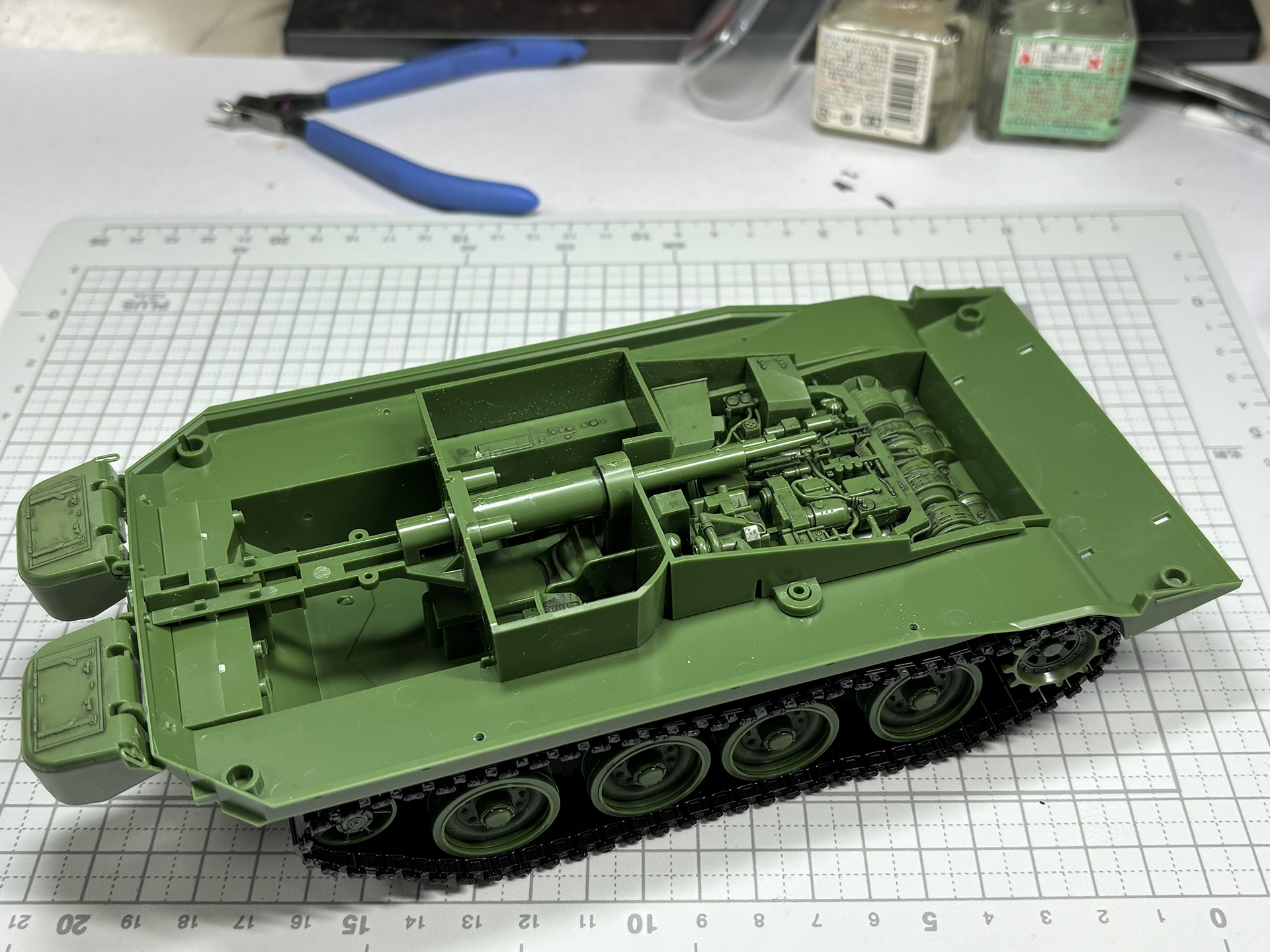 主砲基部が乗員スペースを貫通。かなりの圧迫感だ