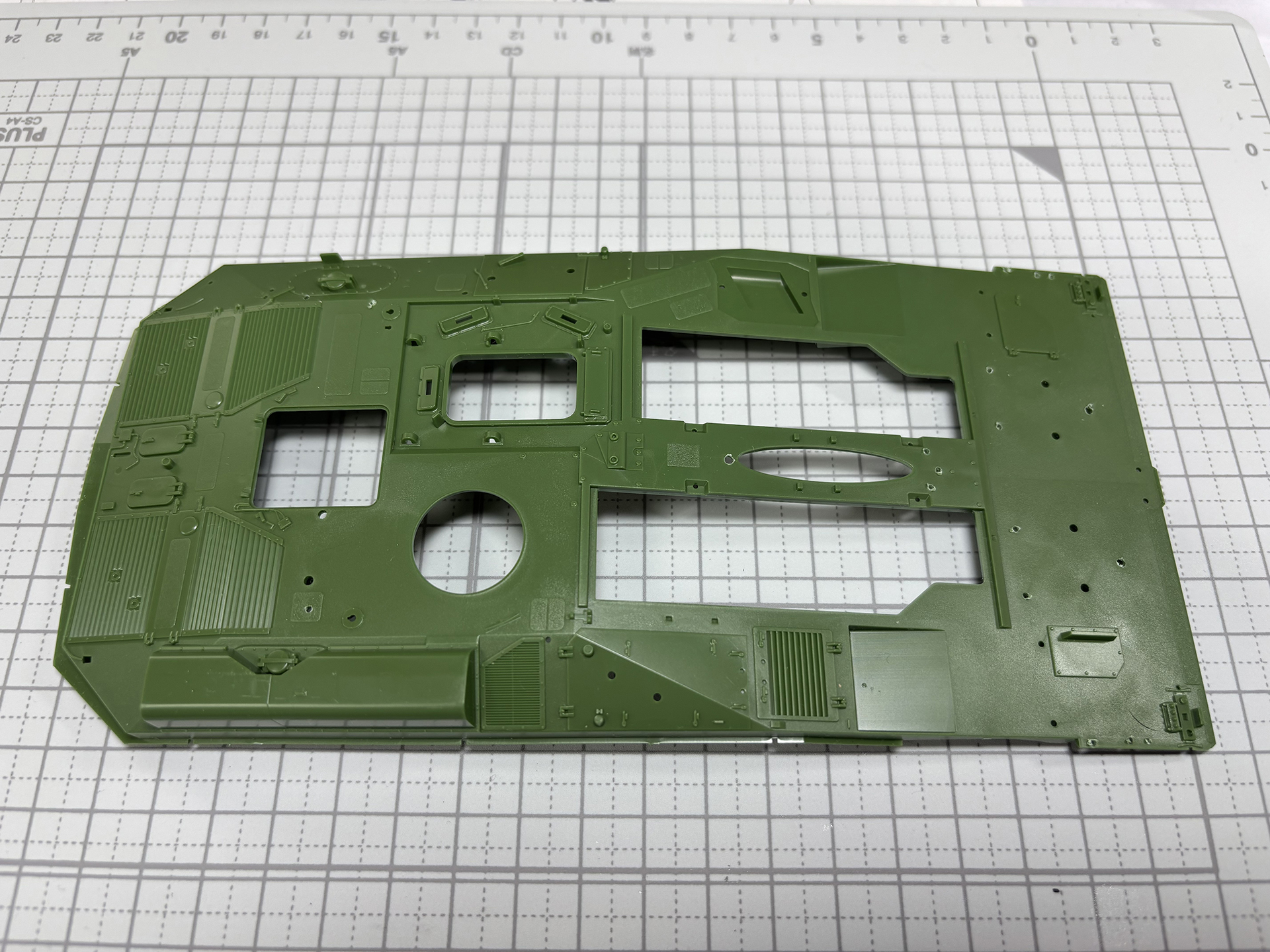 車体上部に穴を開けていく