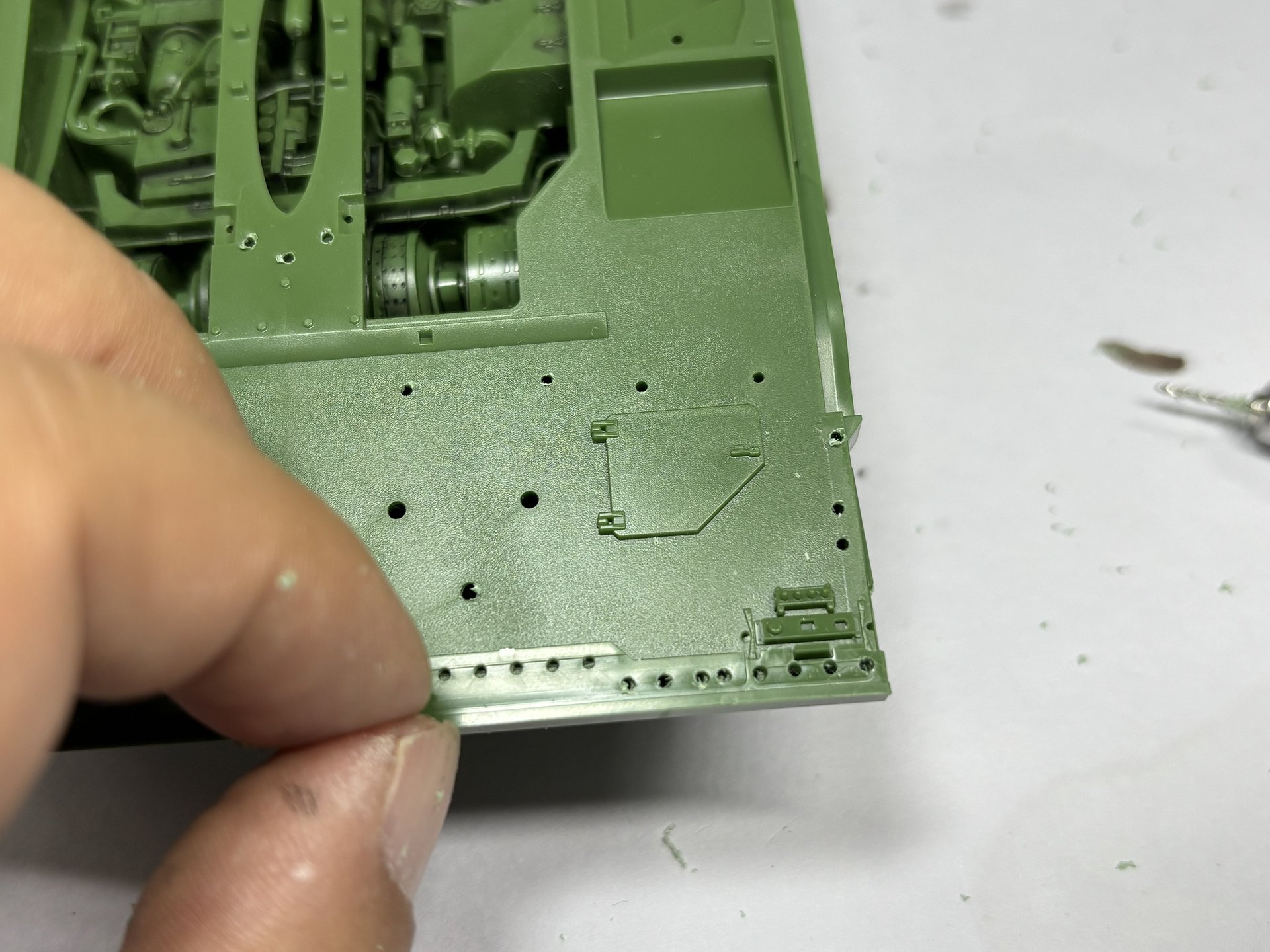 柵アーマー用の穴は治具を取り付けて穴を開けていく