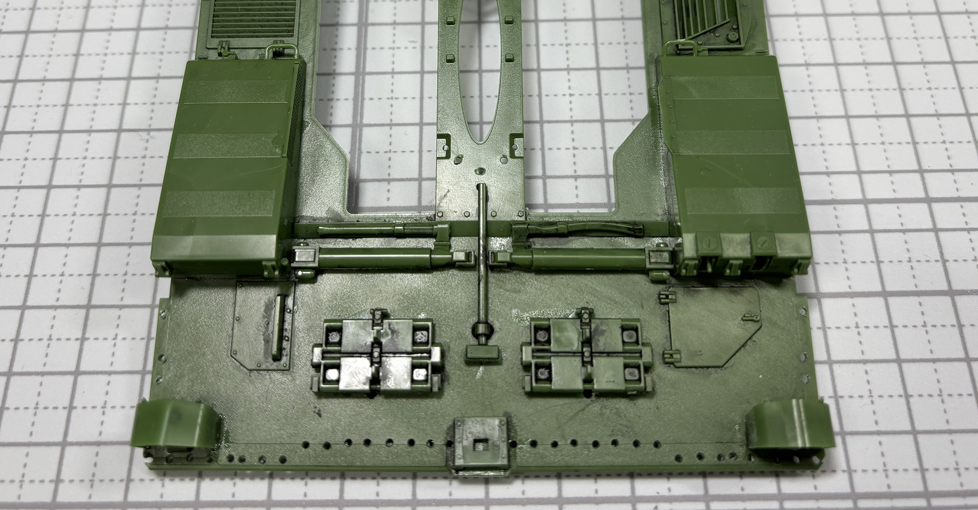 ライトなど車体上部の部品を取り付ける