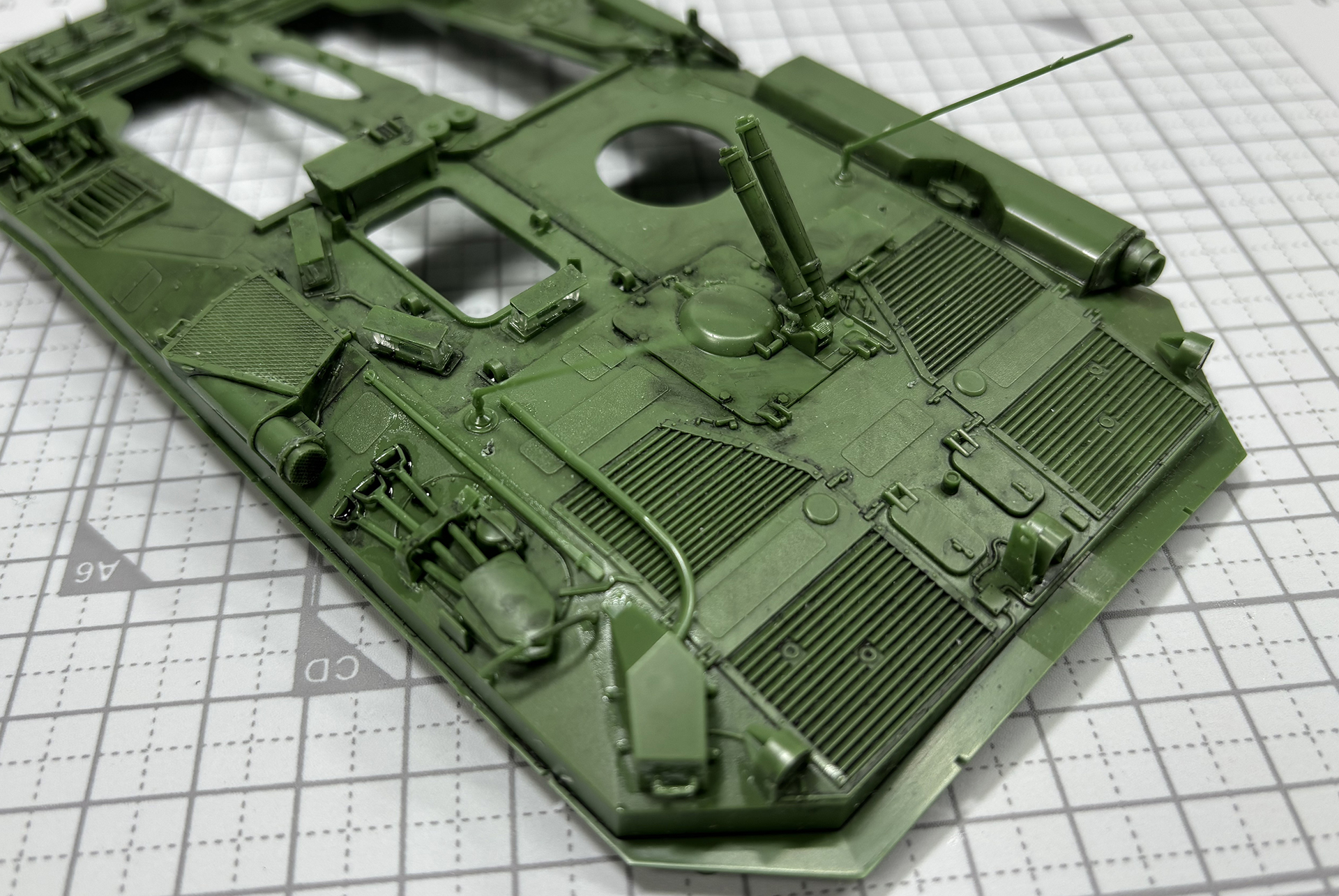 スコップやドライバー席のペリスコープなどを取り付ける