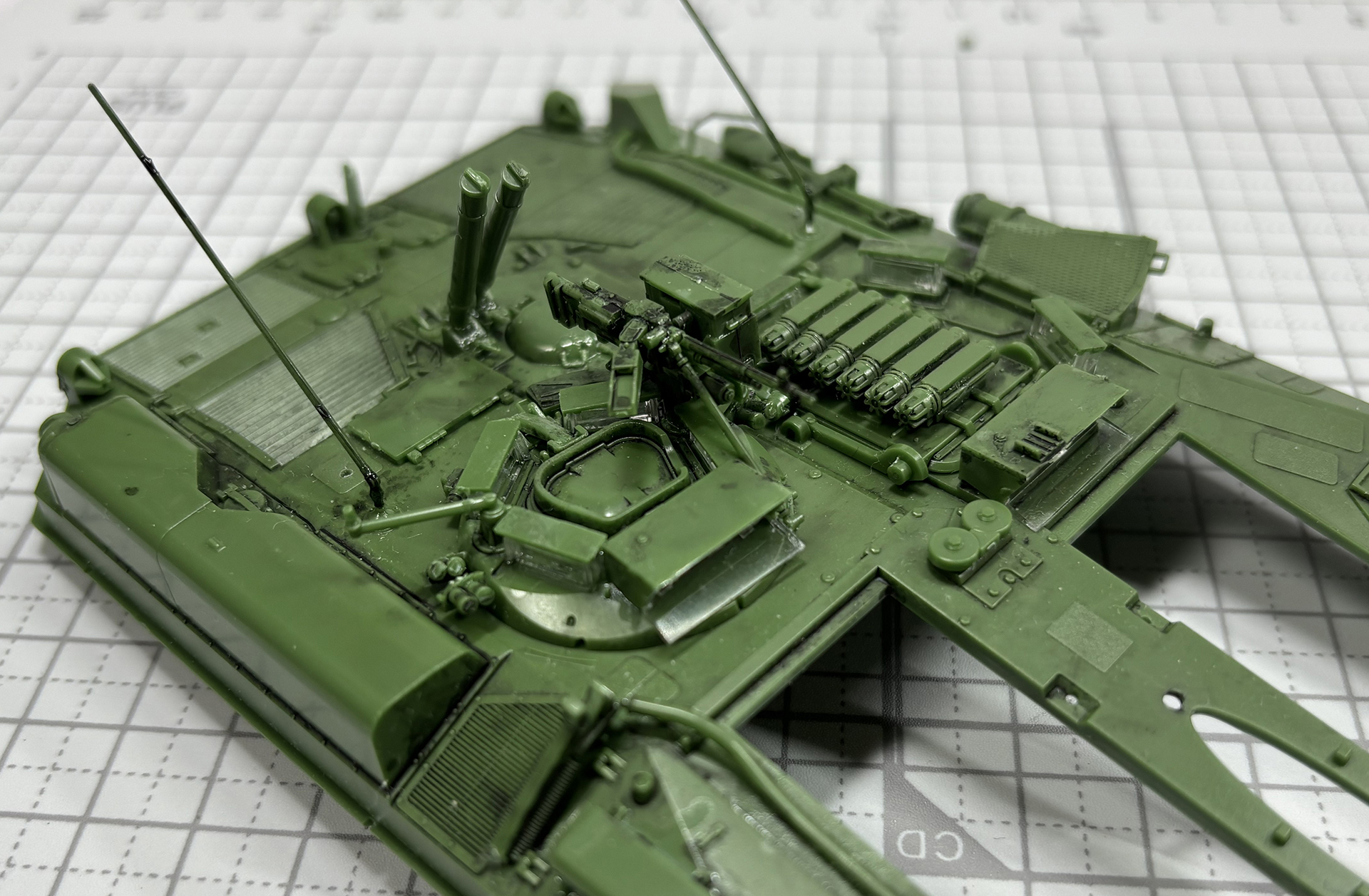 コマンダーハッチの側面に機銃を取り付け、ドライバーハッチも接続する