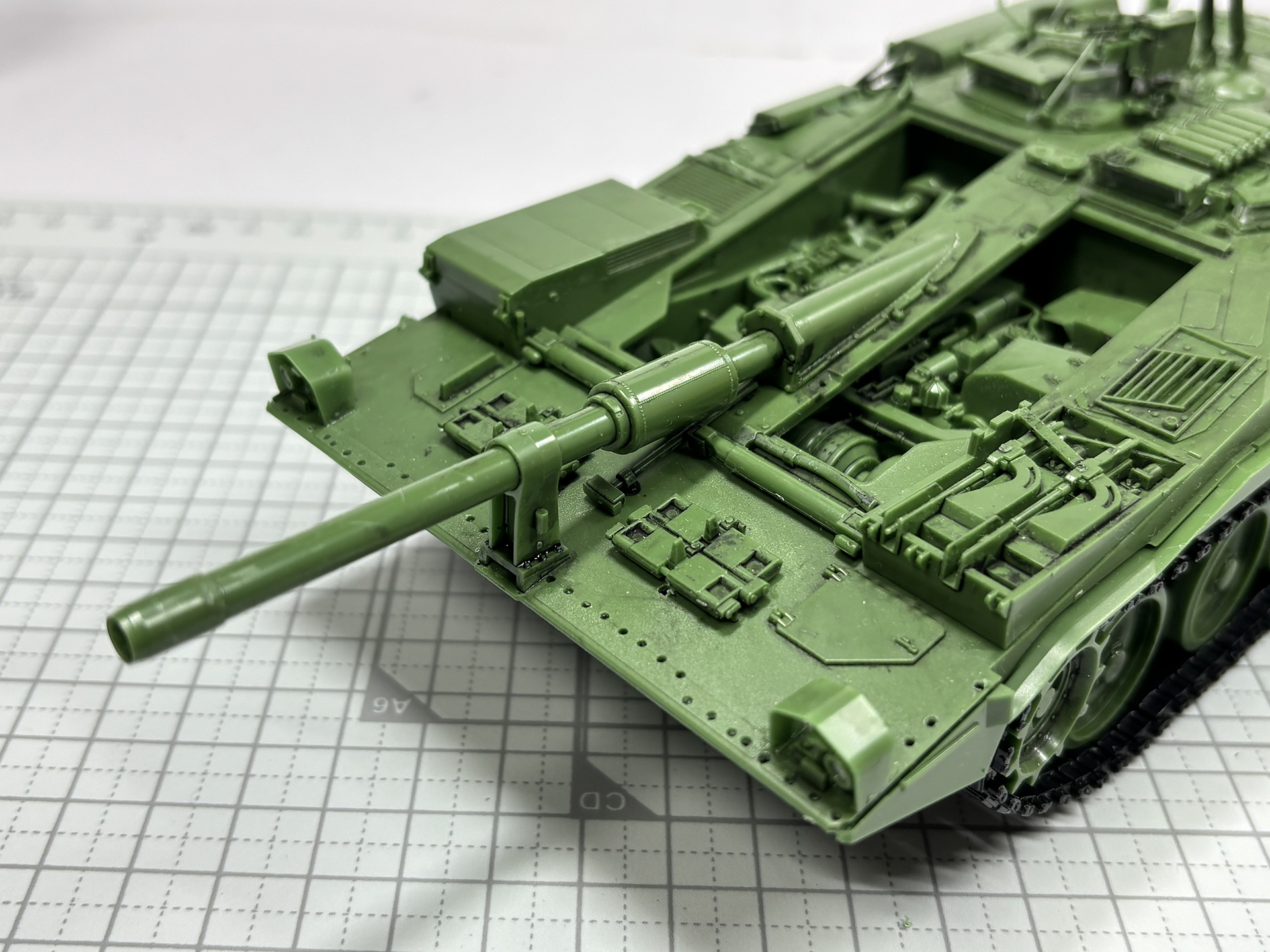 戦車の主役と言える巨大な主砲・62口径105mm砲を取り付ける