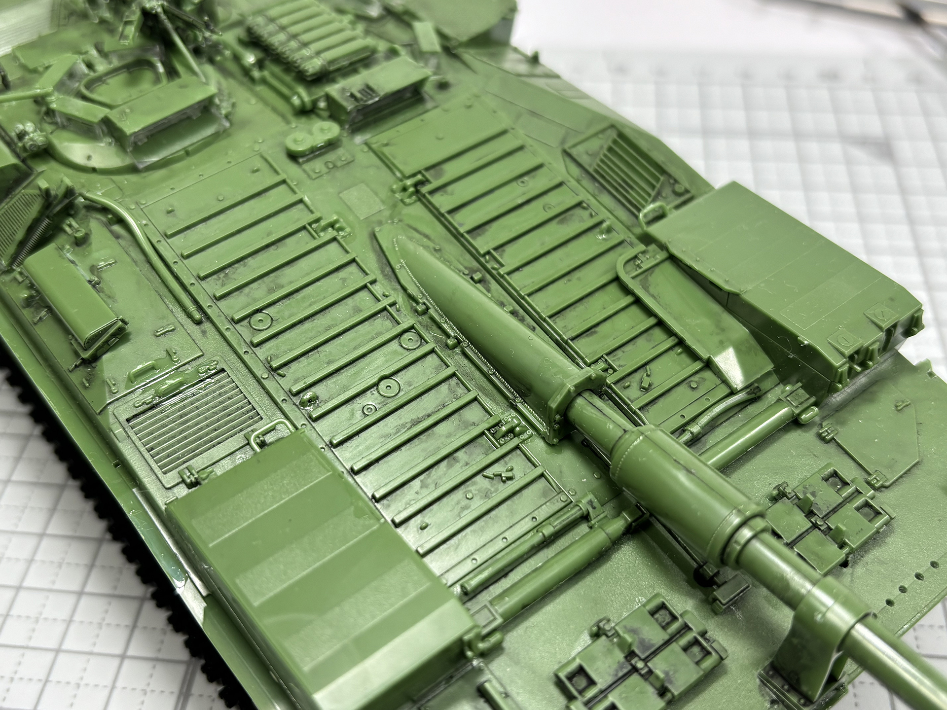 凹凸のあるエンジンハッチを取り付ける