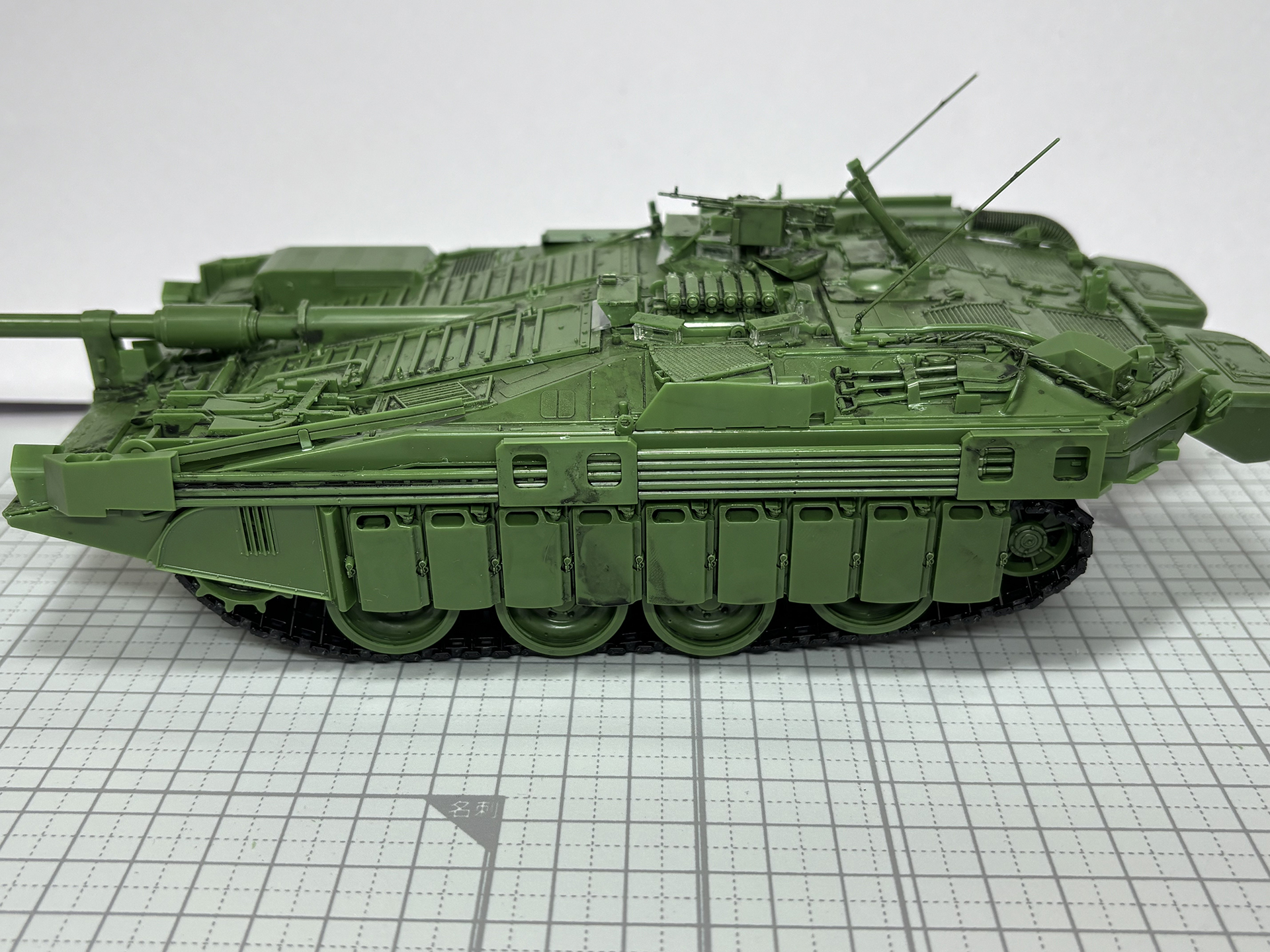 サイドスカート取り付け。軽油を入れるタンクがそのまま造形されている