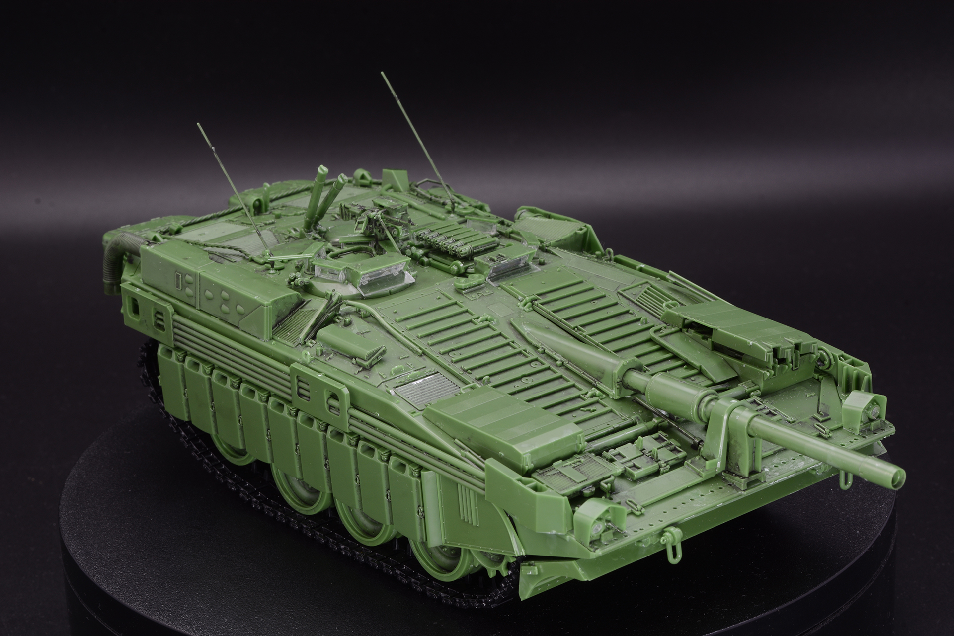 組み立て完了、独特の形状のS-タンクC型が完成した