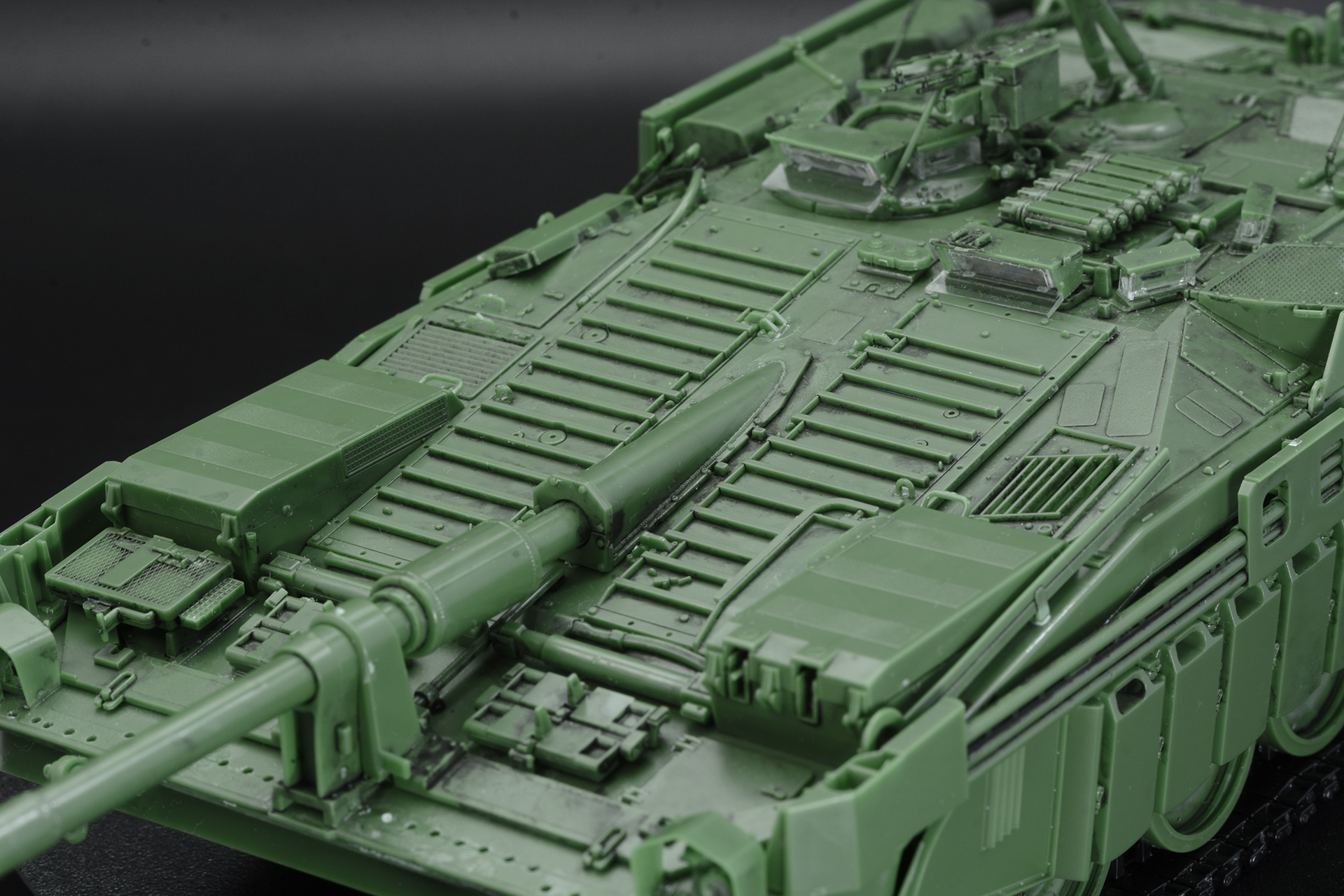 凹凸のあるエンジンハッチ