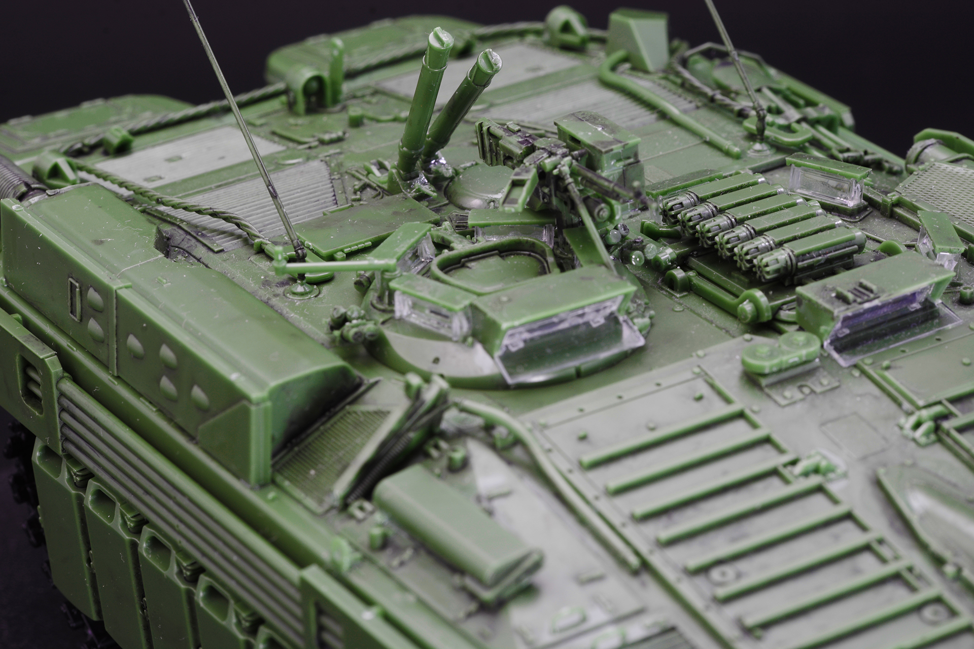 コマンダーハッチの周囲にはペリスコープが配置されている。プラモデルではクリアパーツで再現。コマンダーハッチの後ろに2つの棒状の部品があるが、こちらは照明弾などを発射するランチャーだ