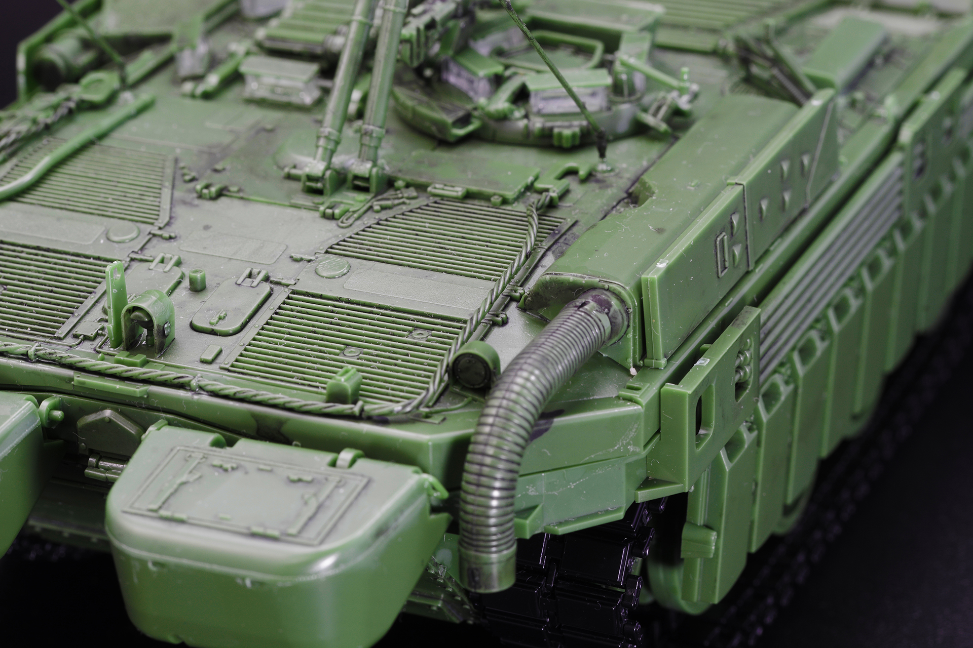 蛇腹状のパイプで排煙を下に向けているのは、煙でライトが曇らせないためだ