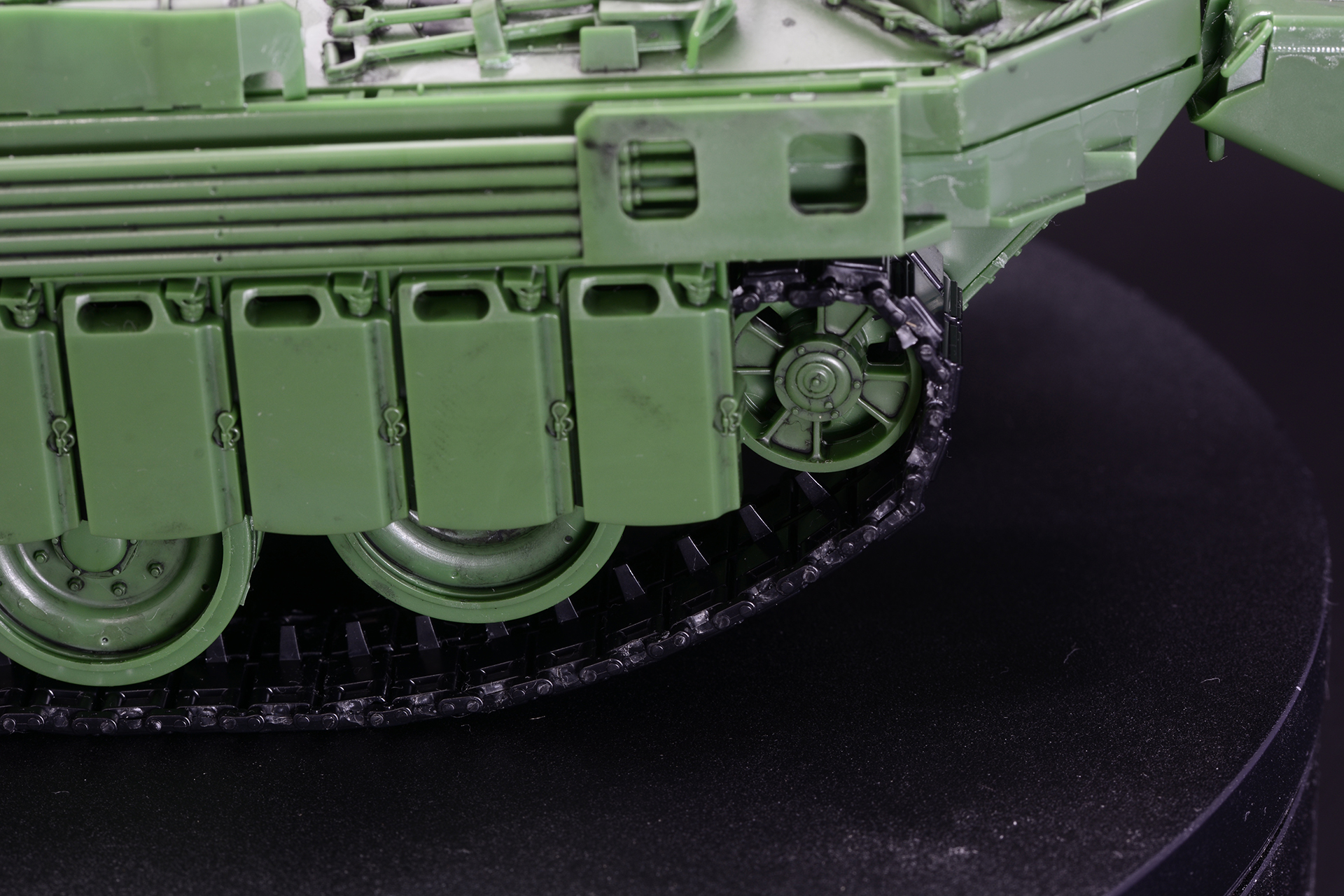 サイドスカートには燃料タンクそのままの造形がある