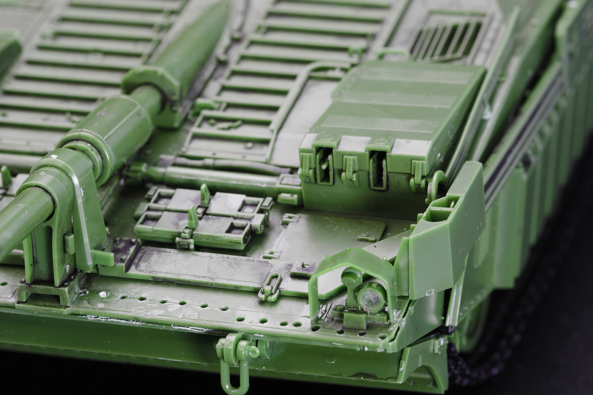 ボックスの中から機銃の銃口が2つ出ている