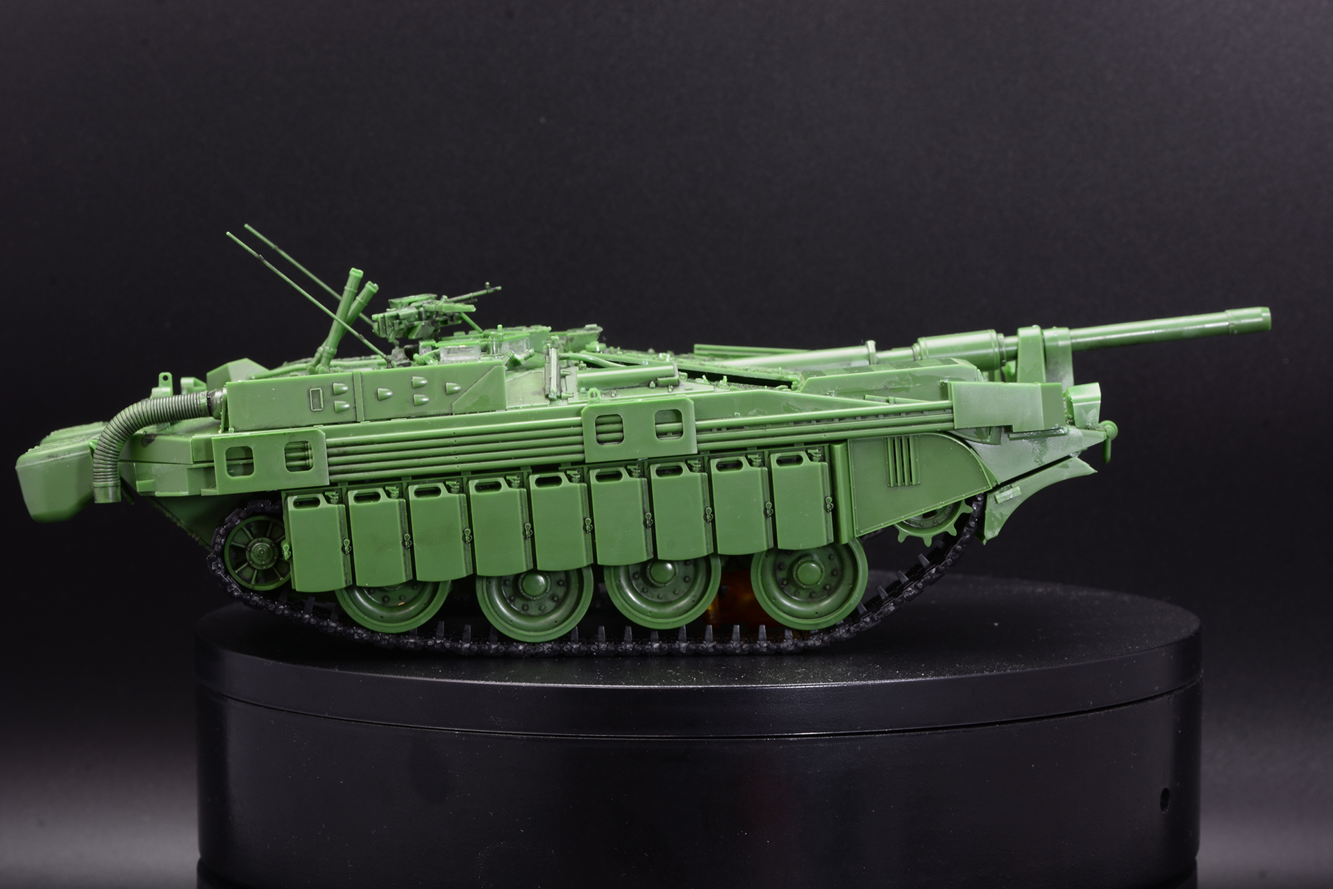 一番前の転輪の可動によって車体が持ち上がり、一番後ろの転輪が沈むことで砲口を上に向けることができる