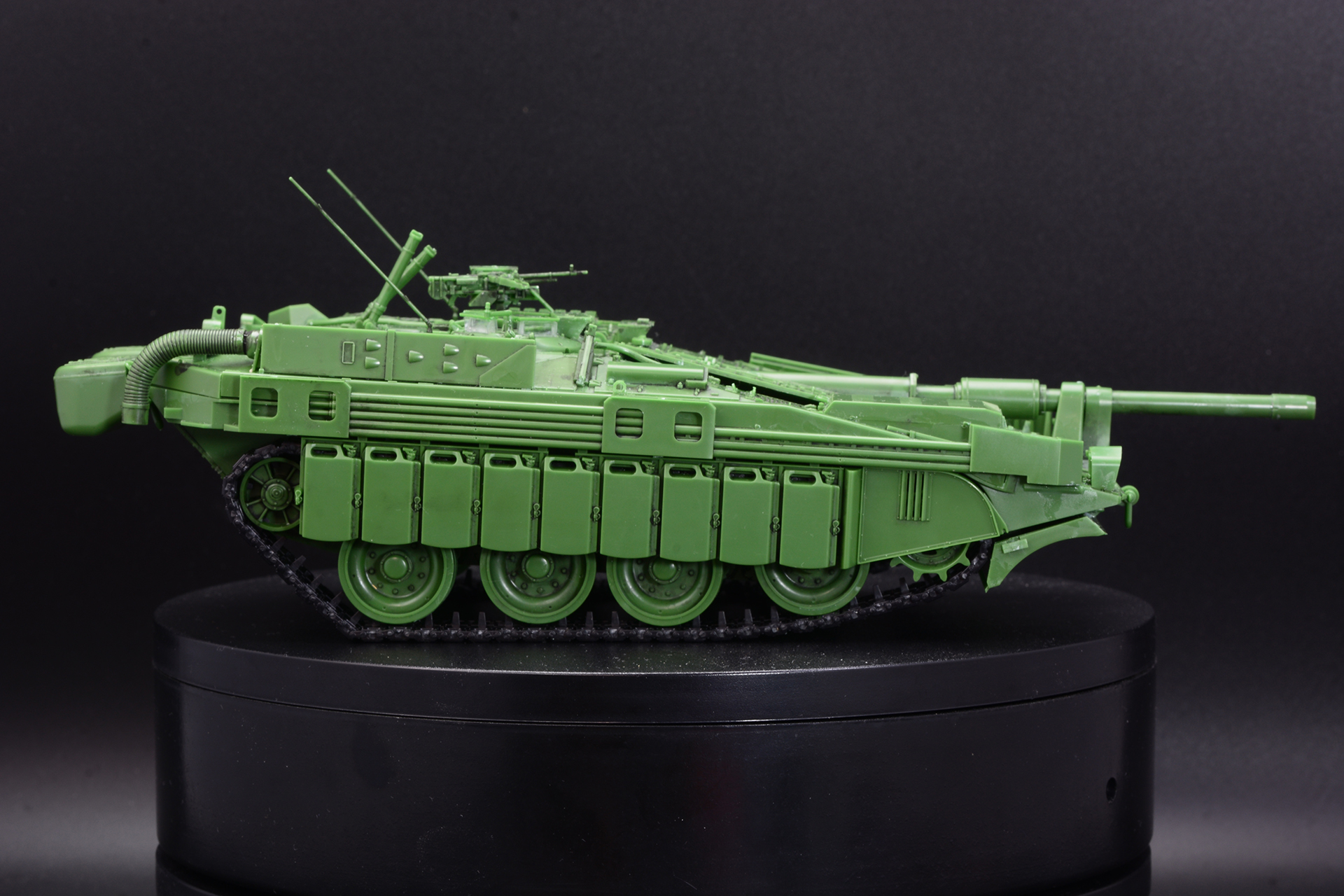 逆に後ろの転輪によって車体の後ろが上がり、前が沈むことで下に向かって砲口を向ける。砲身が固定されているS-タンクだが、ミリ単位での姿勢制御による自由度の高い射撃が可能とのこと