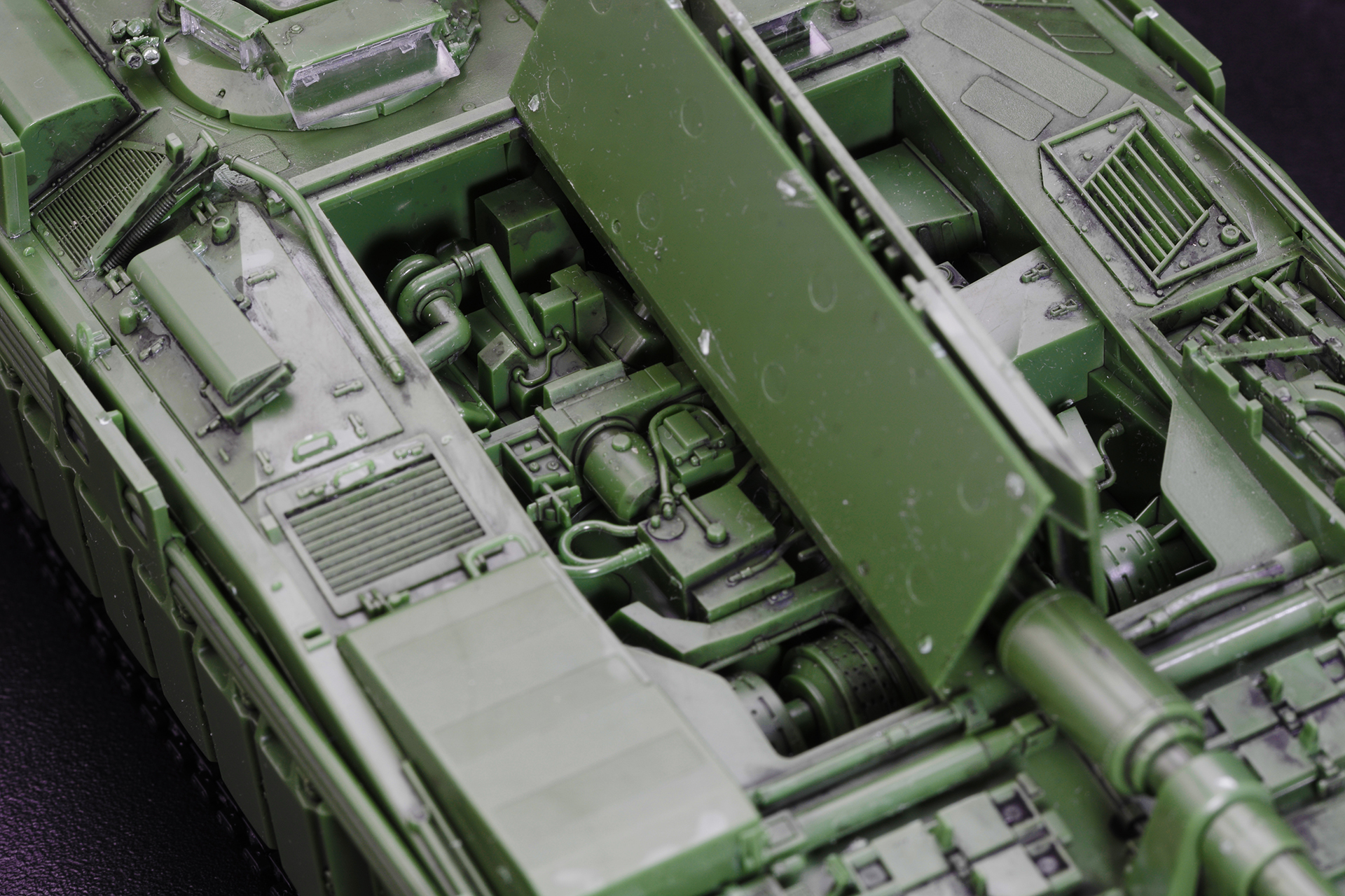 エンジンハッチ開放可能。複雑なメカニズムの造形を楽しめる