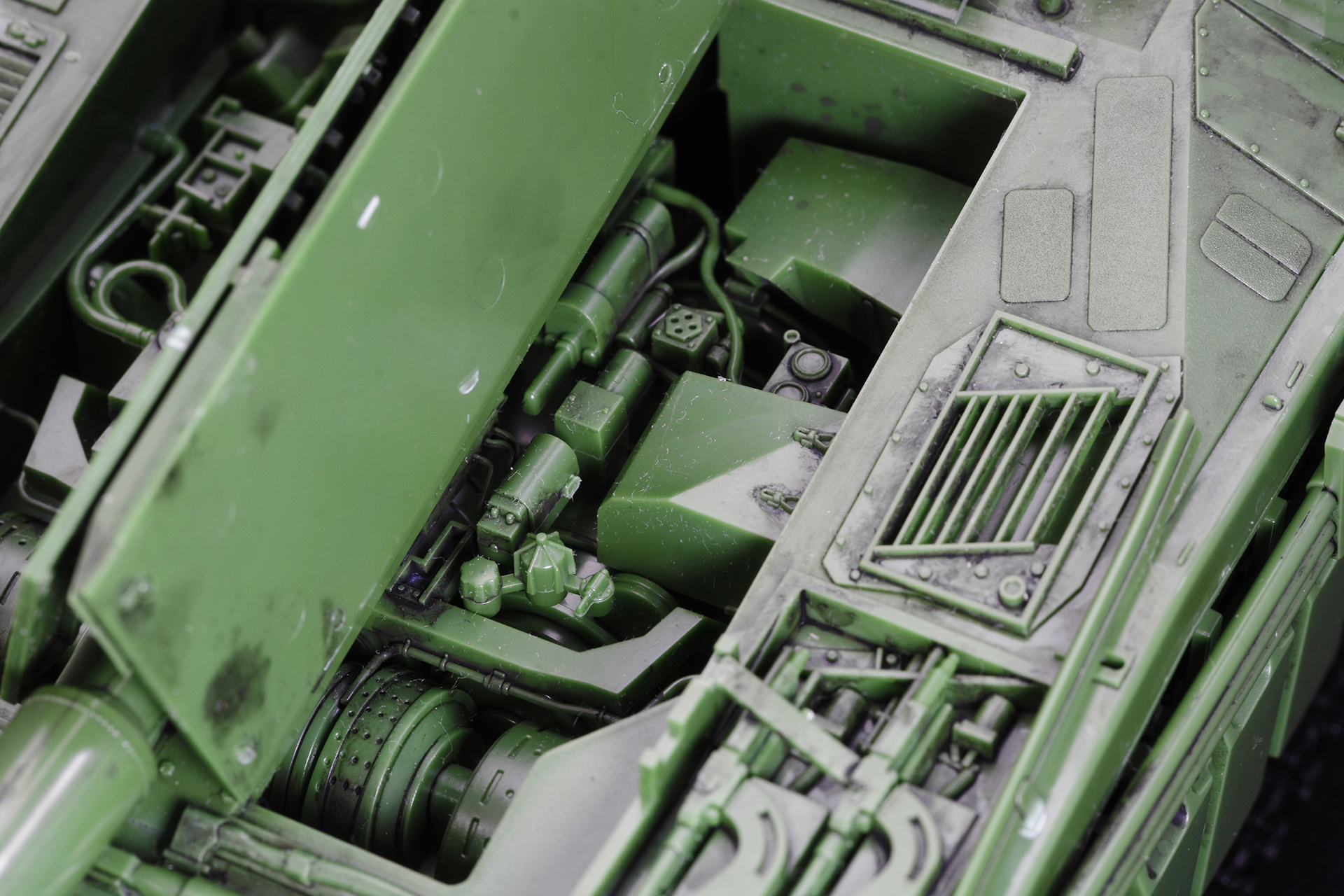 エンジンハッチ開放可能。複雑なメカニズムの造形を楽しめる