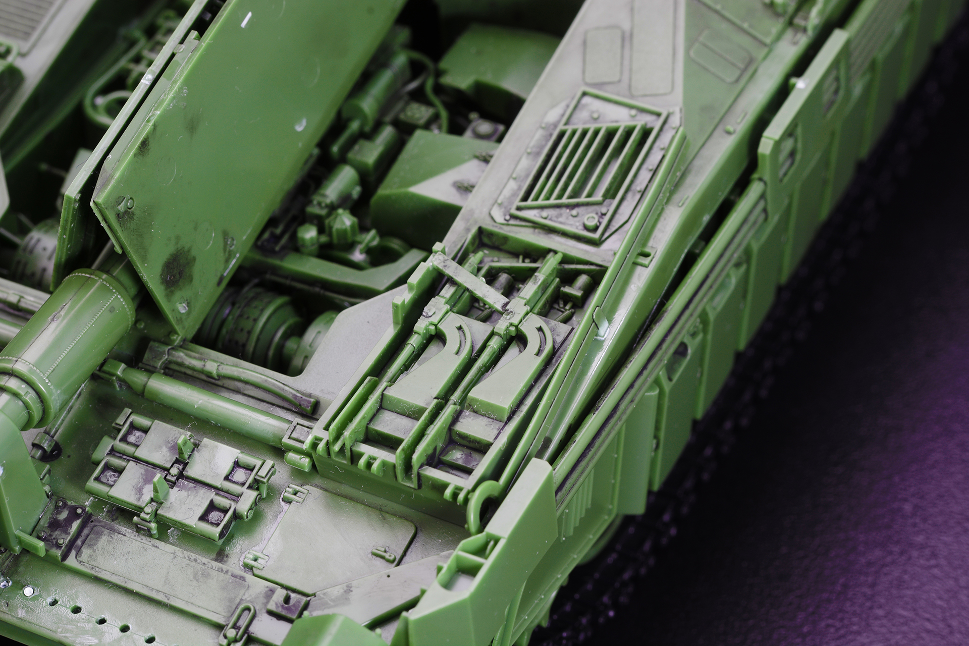 車体の右側のボックスを開け、機銃が確認できる