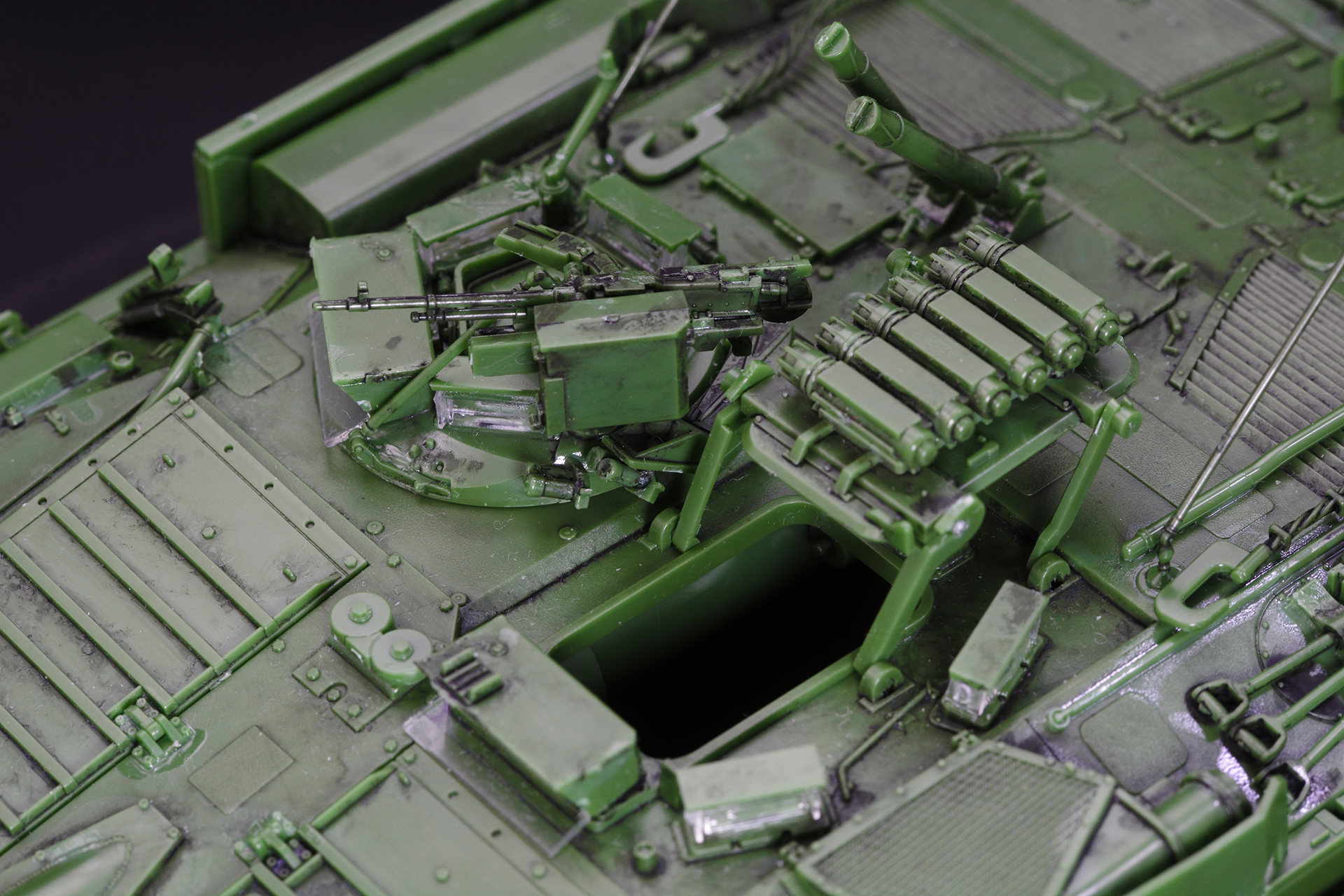 ドライバーズハッチが持ち上がる。光が入りにくいので撮影できなかったが、内部の2つのシートも確認できる