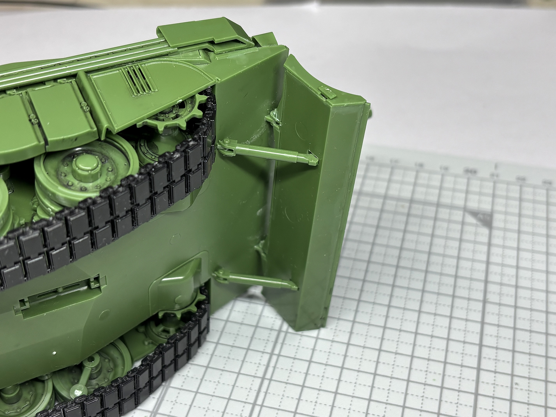 ドーザーブレード展開。アームは差し込み式で、外せば通常状態に戻せる