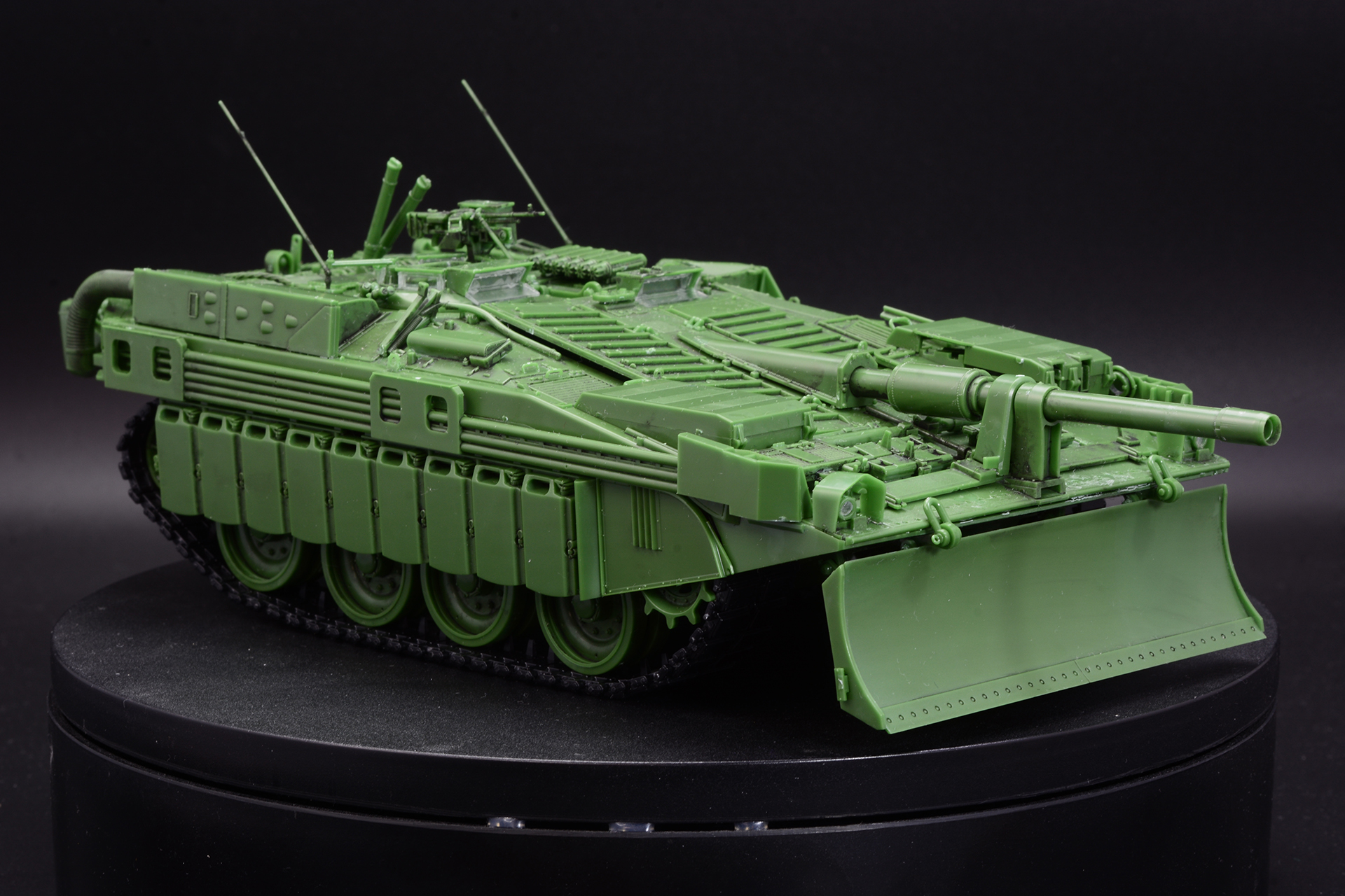 ドーザーブレードを展開した姿。陣地構築に活躍する