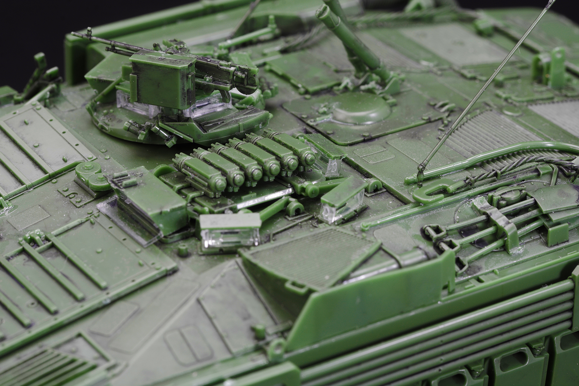 ドライバーズハッチの上には照明弾が配置されている