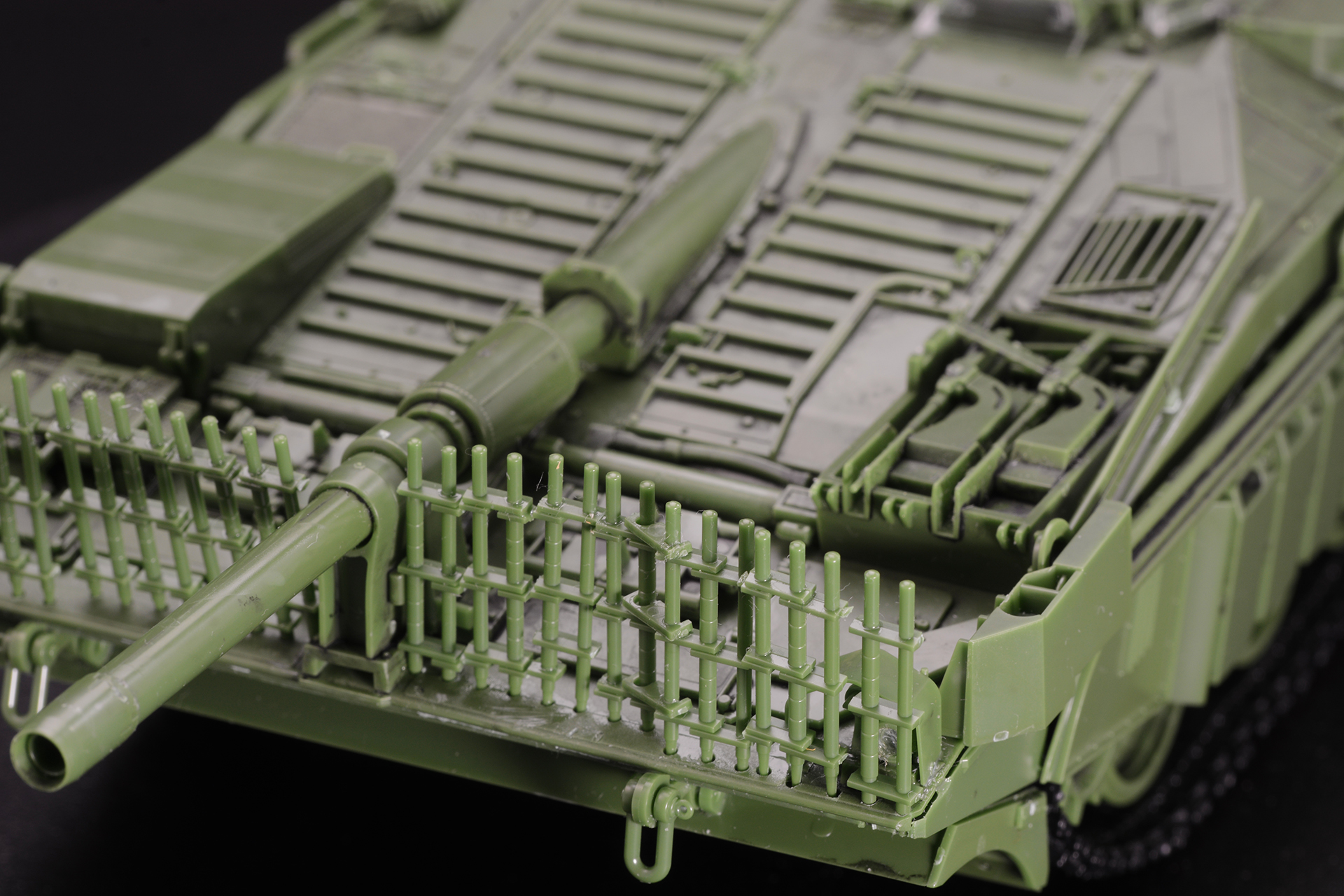 柵アーマー取り付け。装甲に食い込み内部にダメージを与えるHEAT弾を防ぐための追加アーマーだ