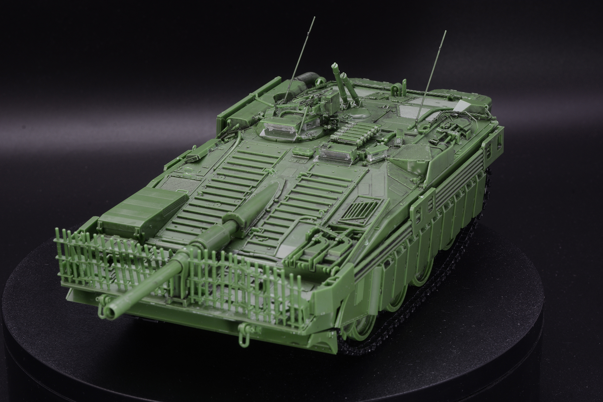 柵アーマーは車体前方に開けた穴に差し込む。接着していないので外すことができる