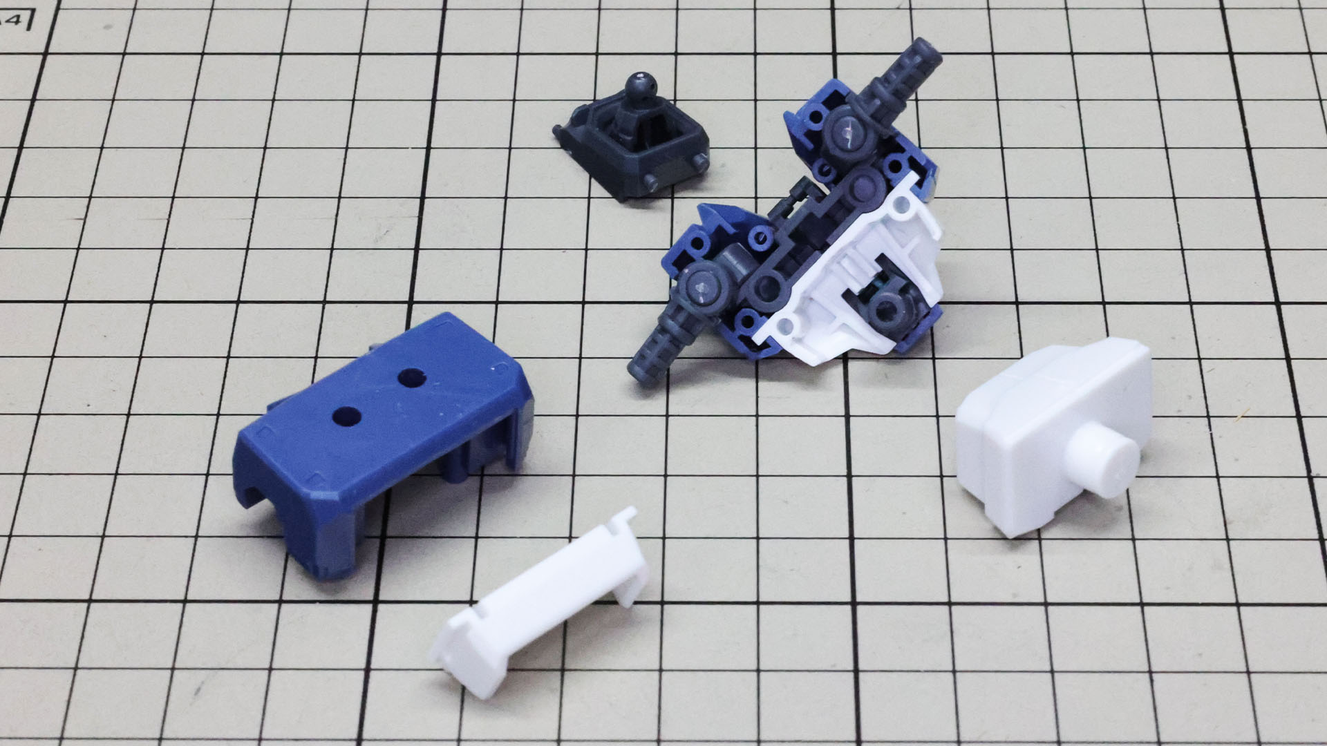 背中や腹部の装甲を取り付けます