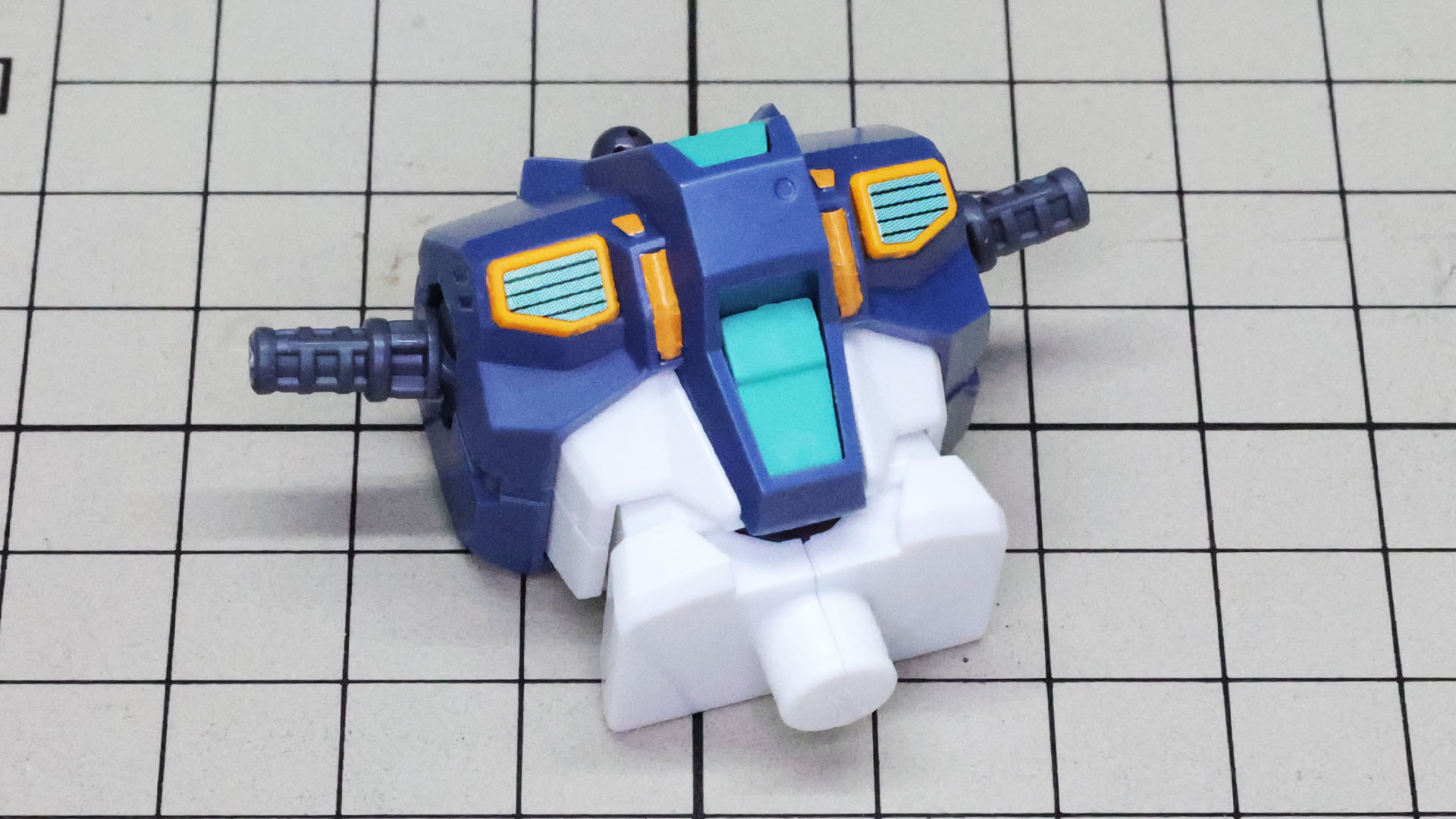 カラーが違う胸部ダクトのフィンはシールを貼ることで表現します。コックピットハッチと胸部ダクトの間にあるディテールもシール再現です