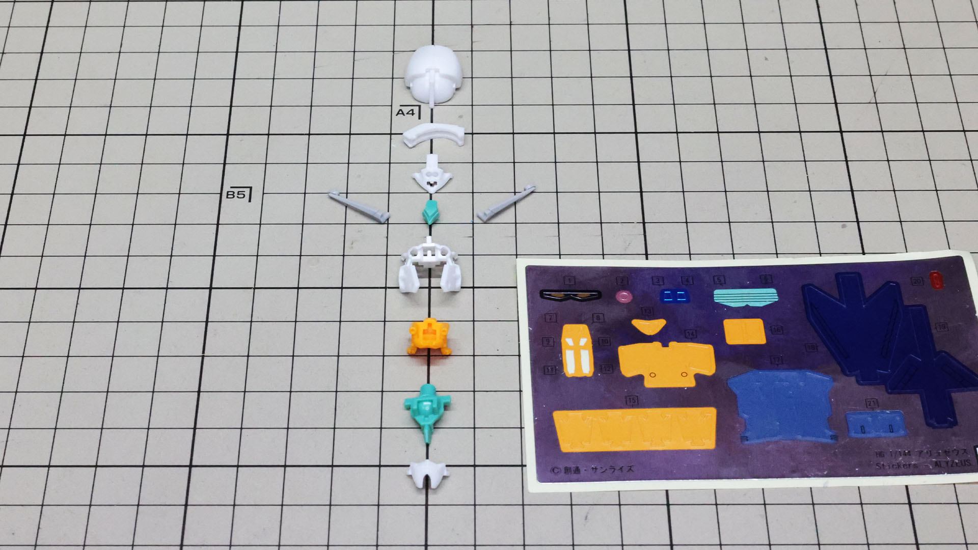 カラー分けされたパーツ群の頭部