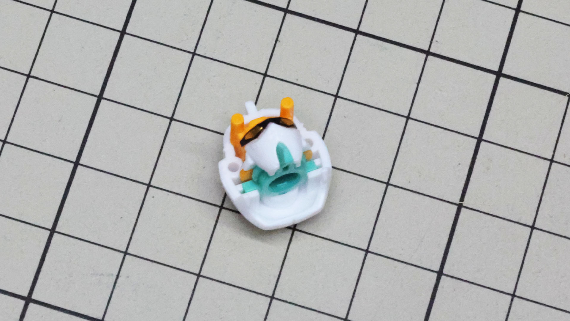 後ろのヘルメットにマスク部を取り付けます。ツインアイはシールで再現されます