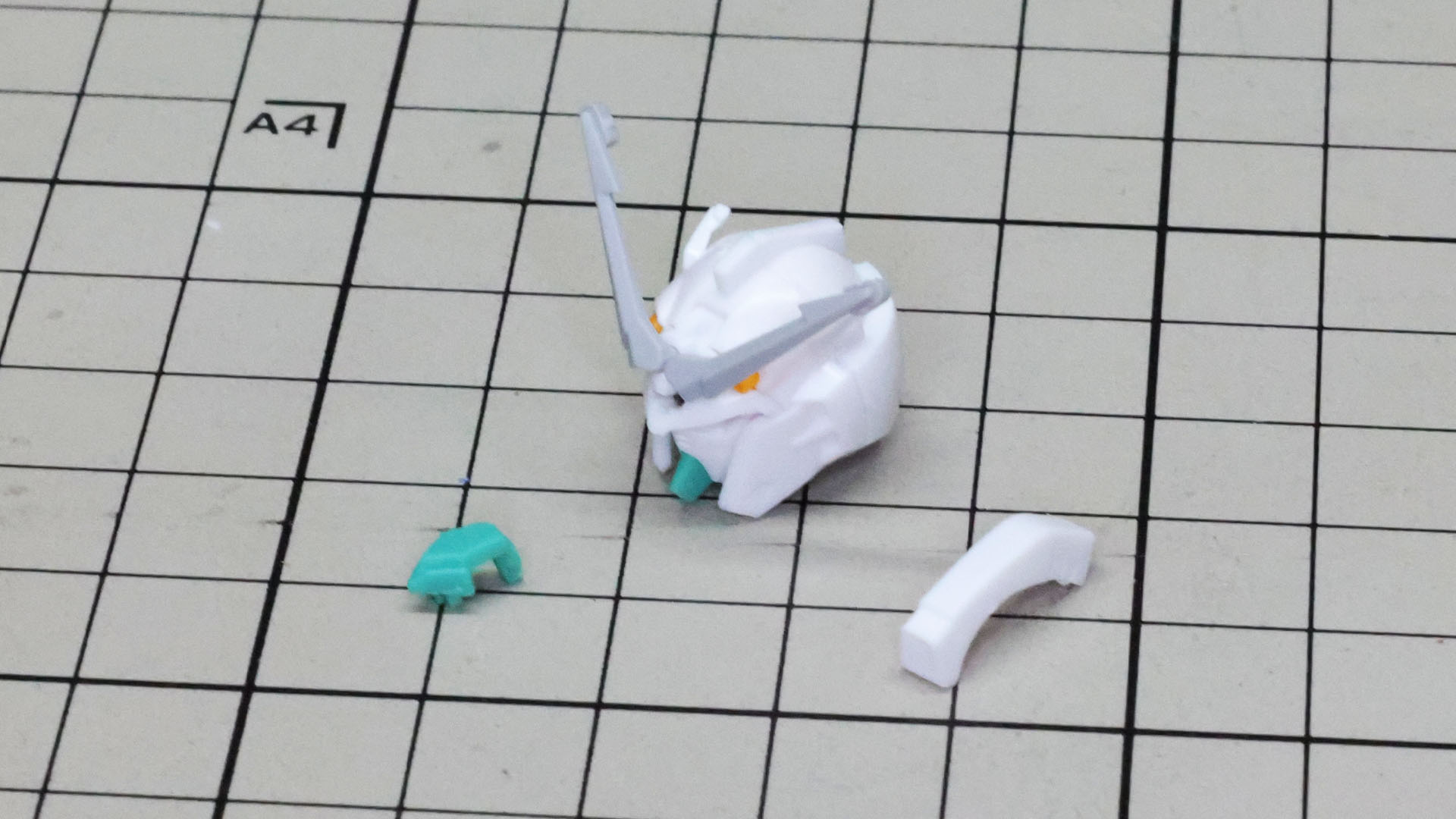 アンテナは回転可動します！側頭部の小さなアンテナは折らないように注意しましょう