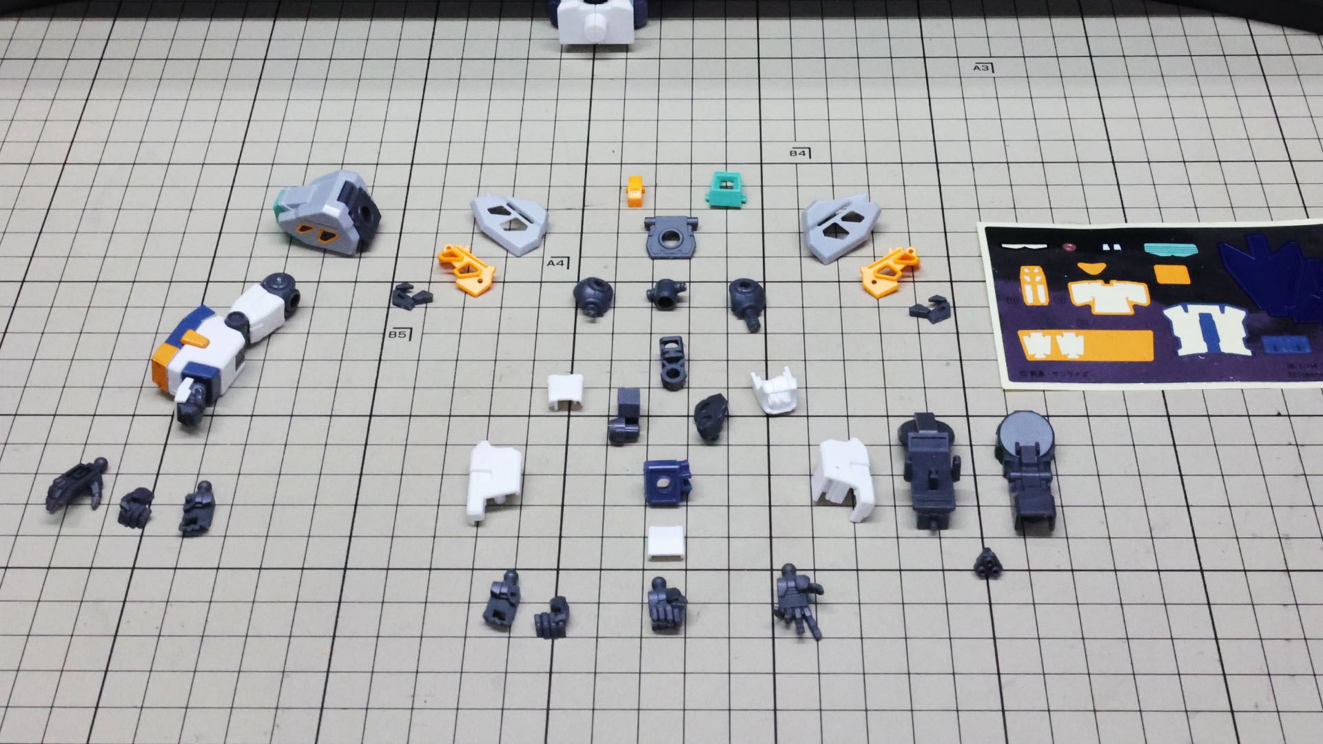 右腕を組んであります。肩アーマーのパーツ設計が楽しいパーツ群です