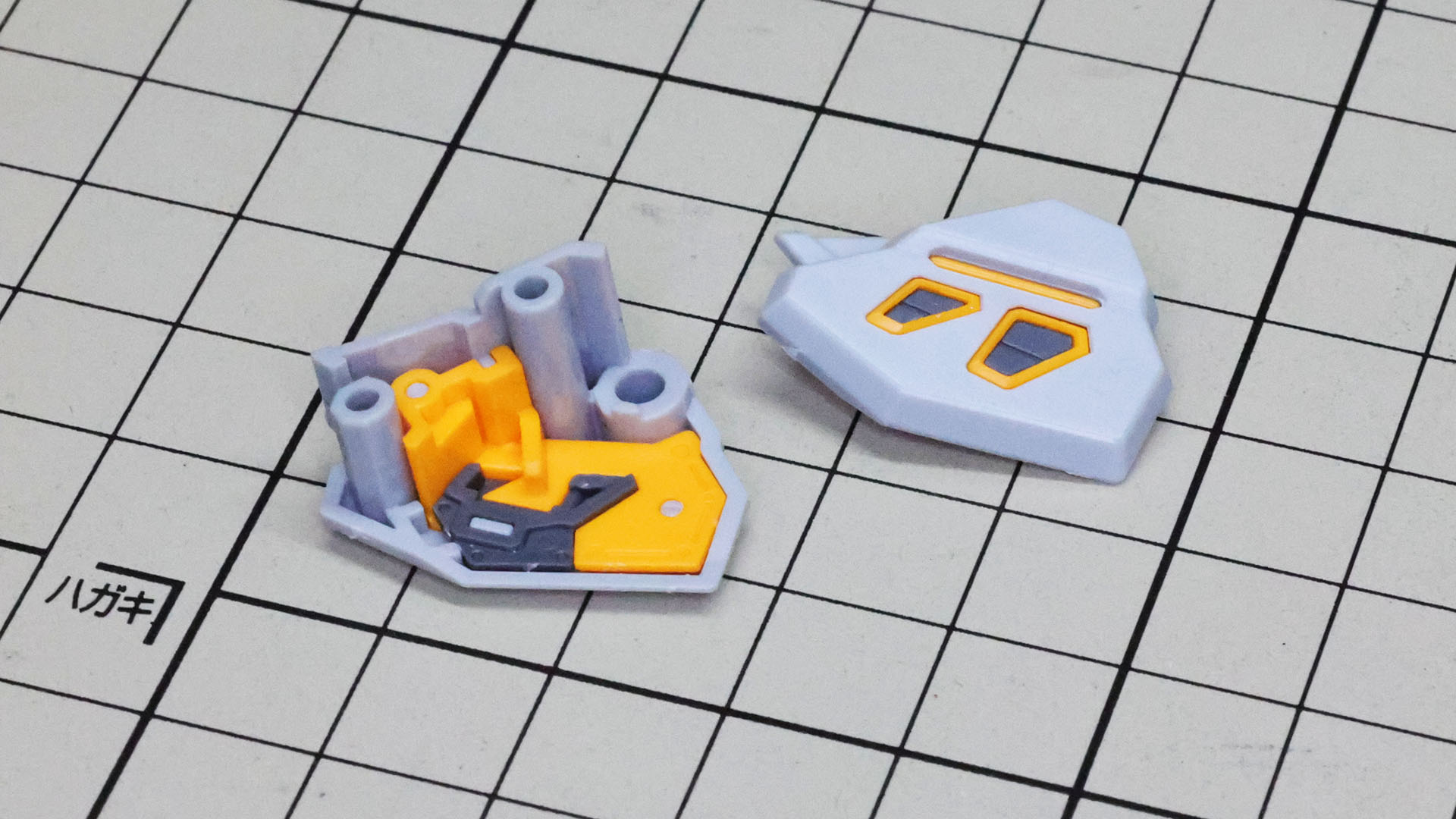 肩アーマーのカラーリング再現は裏側から2種類のカラーパーツを取り付けて実現しています