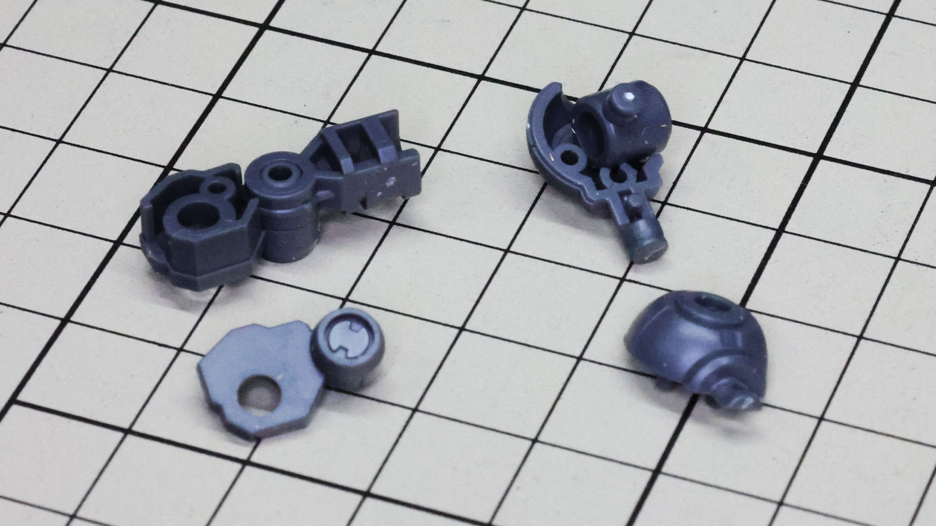 左が肘、右が肩のメカフレームです