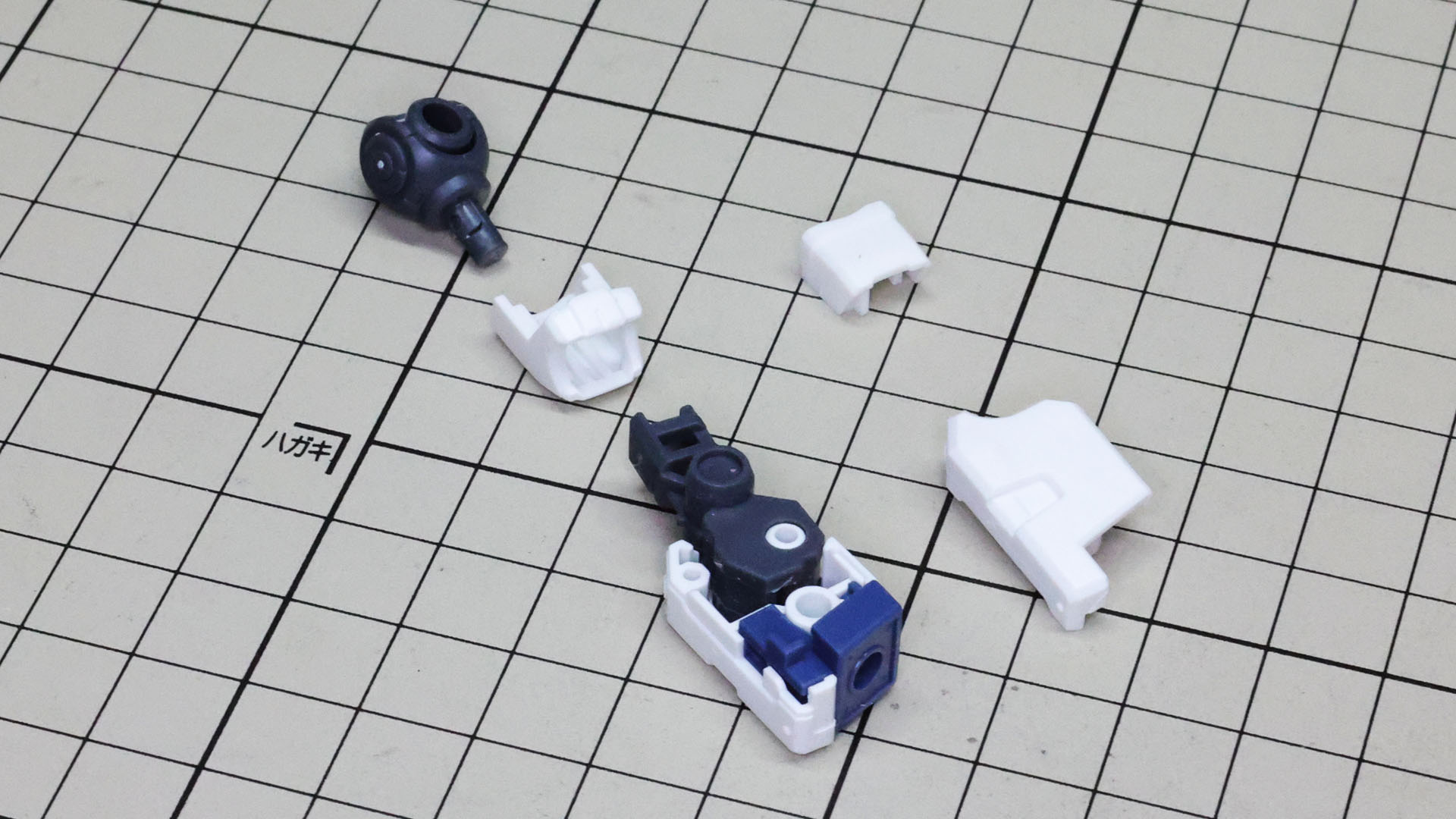 肘関節は前腕部装甲にもう一つの軸を用意することで二重関節を実現しています