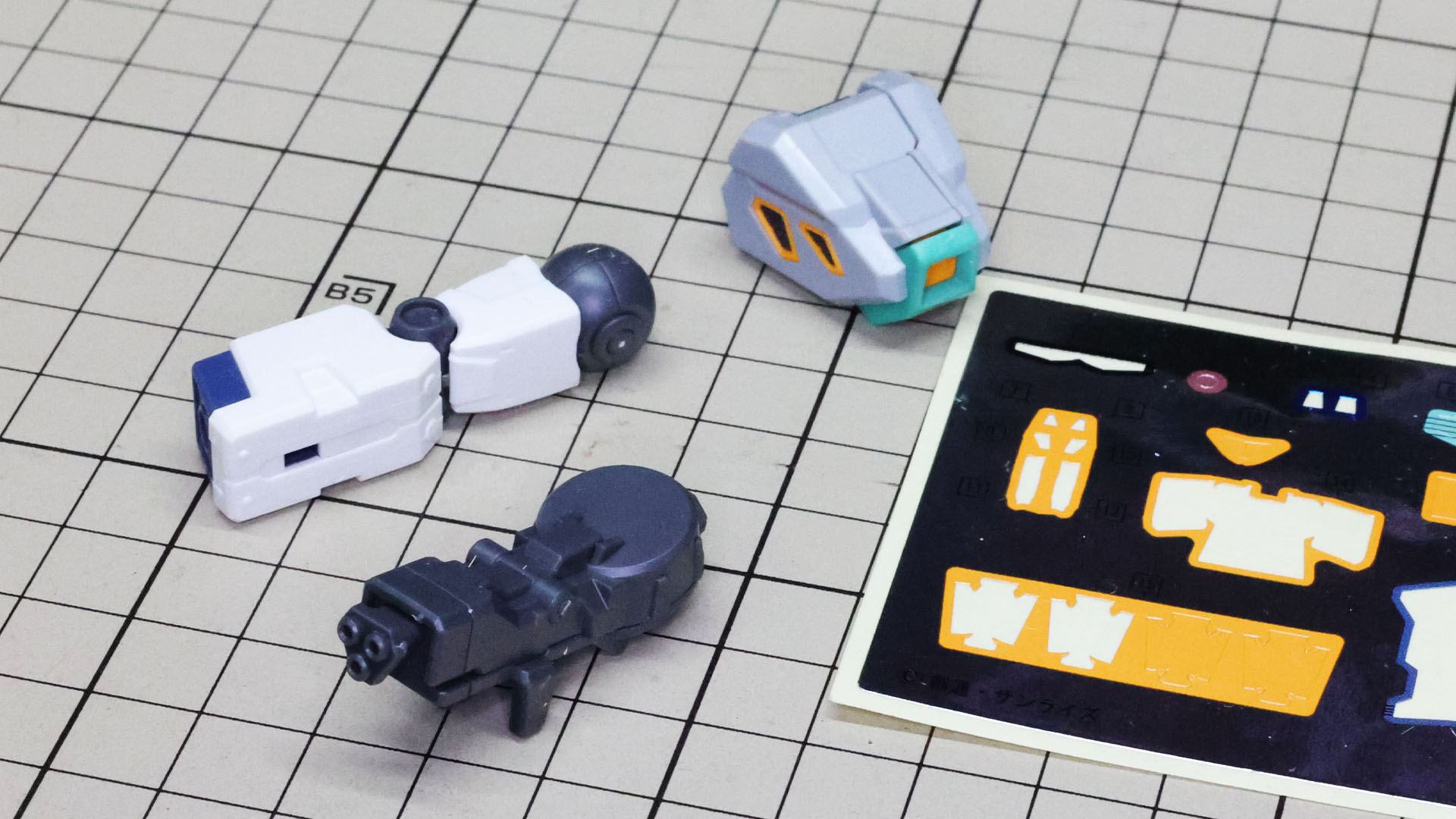 左腕にはガトリング砲が、右腕にはビーム・サーベルが装備されます