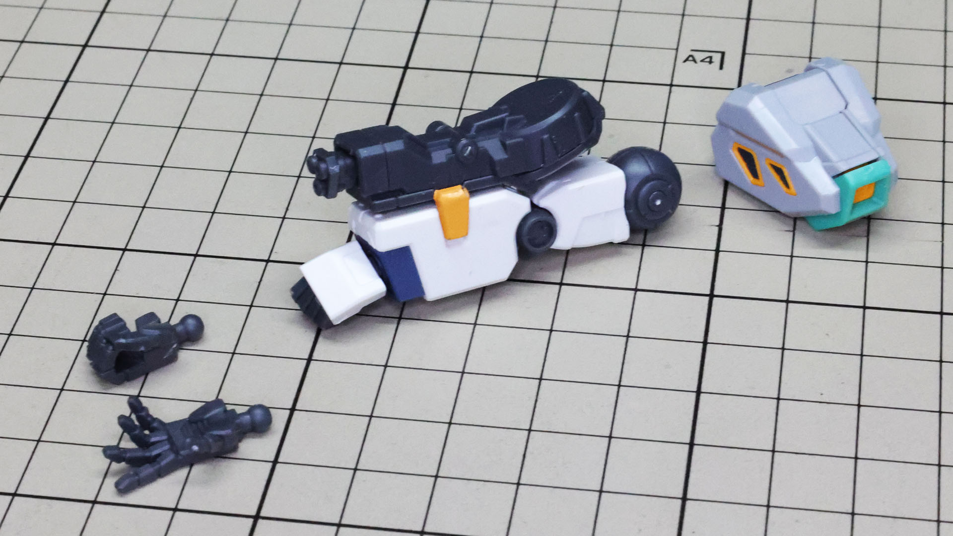 これらの装備にあるツメ状のディテールにはシールでのカラー分けが施されます