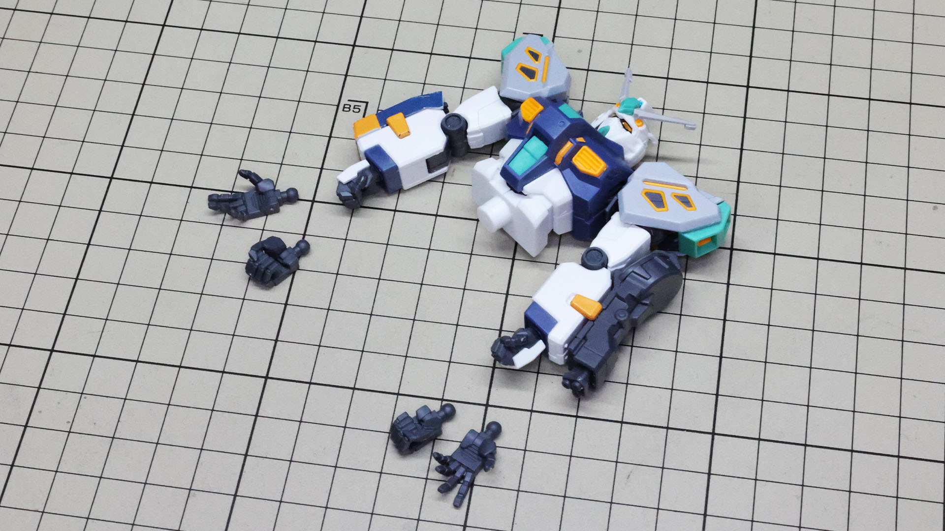 ハンドパーツはそれぞれ甲の部分の装甲を付け替えることになります