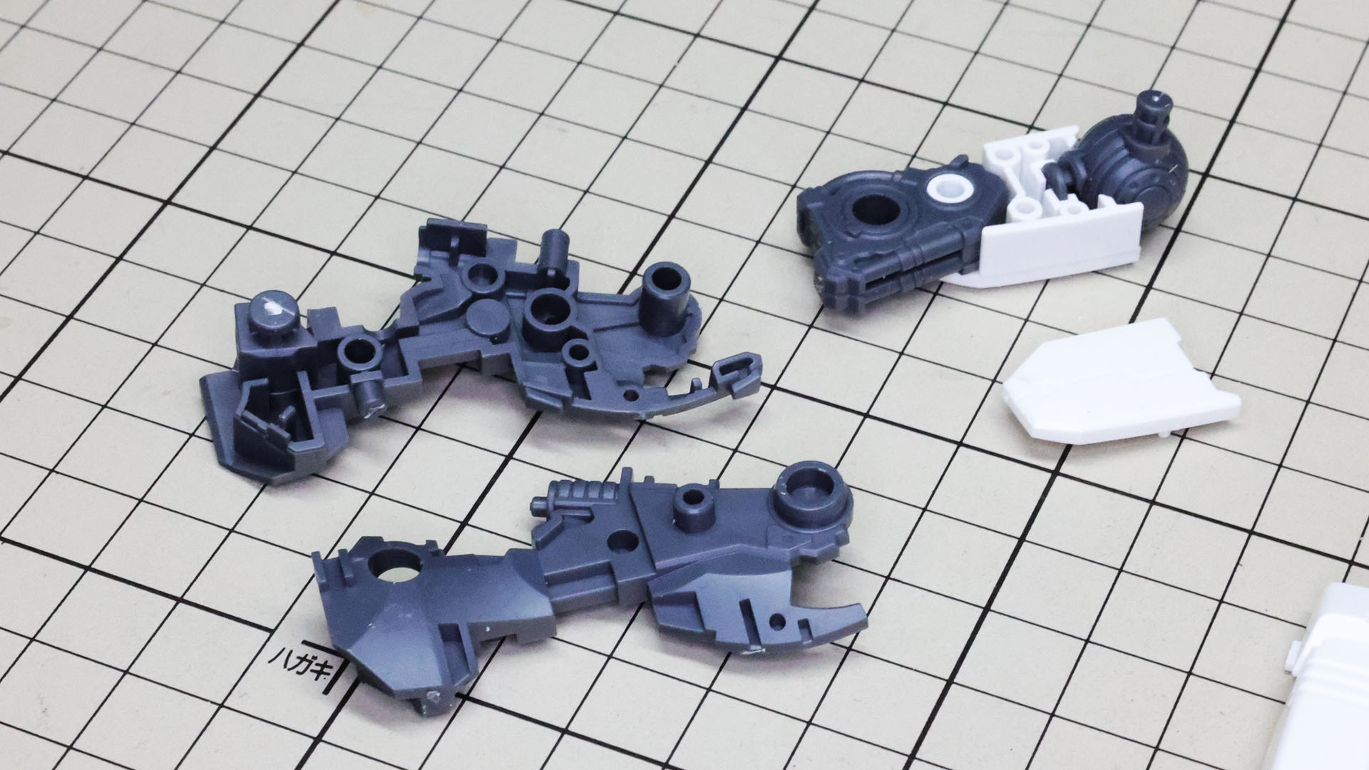 大きなメカフレームを組んで大腿部に膝関節と股関節を取り付け組み上げていきます