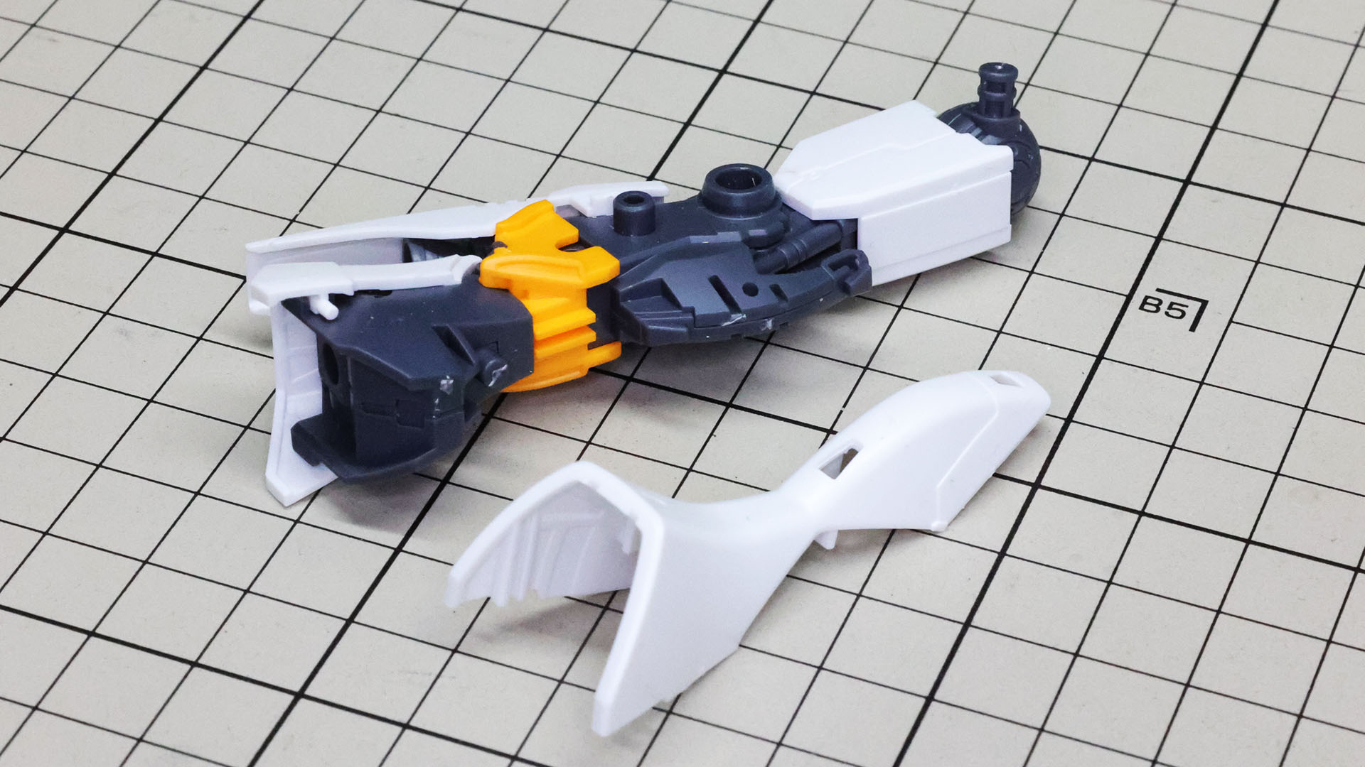 ふくらはぎ側面にあるイエローの推進機はカラーで別パーツ化されています