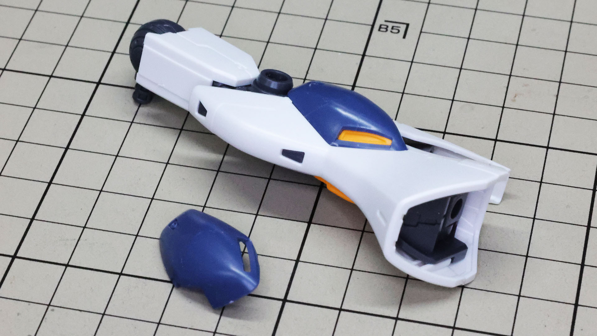 カバーする装甲を取り付けます。νガンダムらしさを感じられます