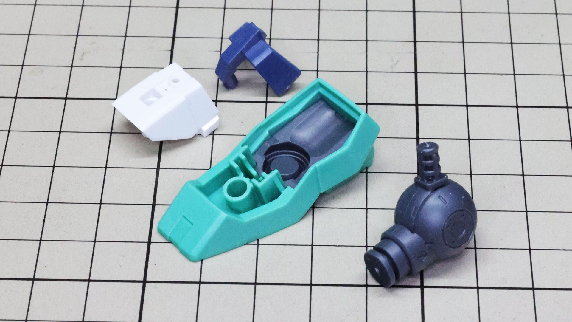 ソールを組みます。ソールの中には裏にあるノズルのパーツを取り付けます