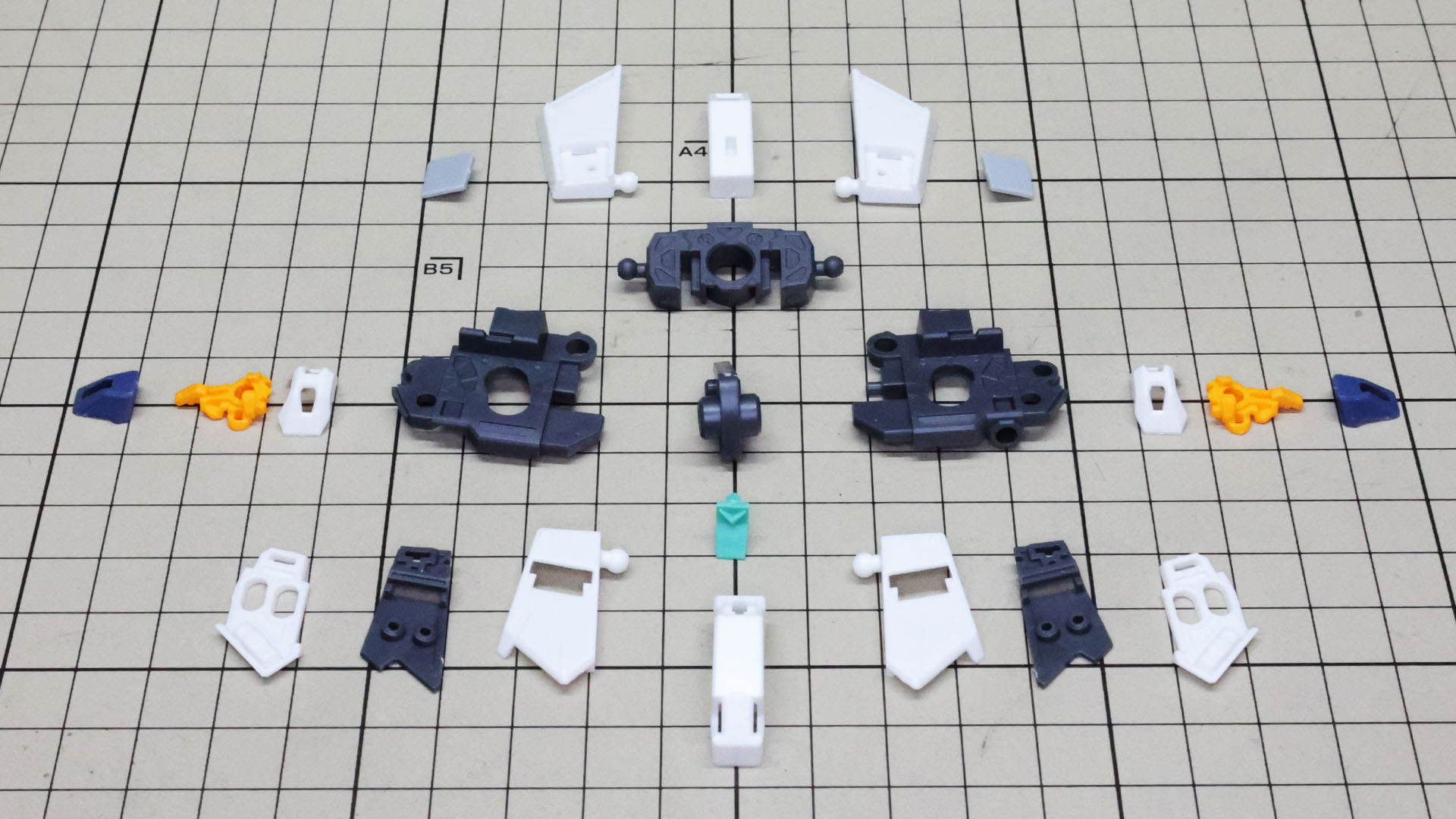 大きいメカフレームが目を引くパーツ群