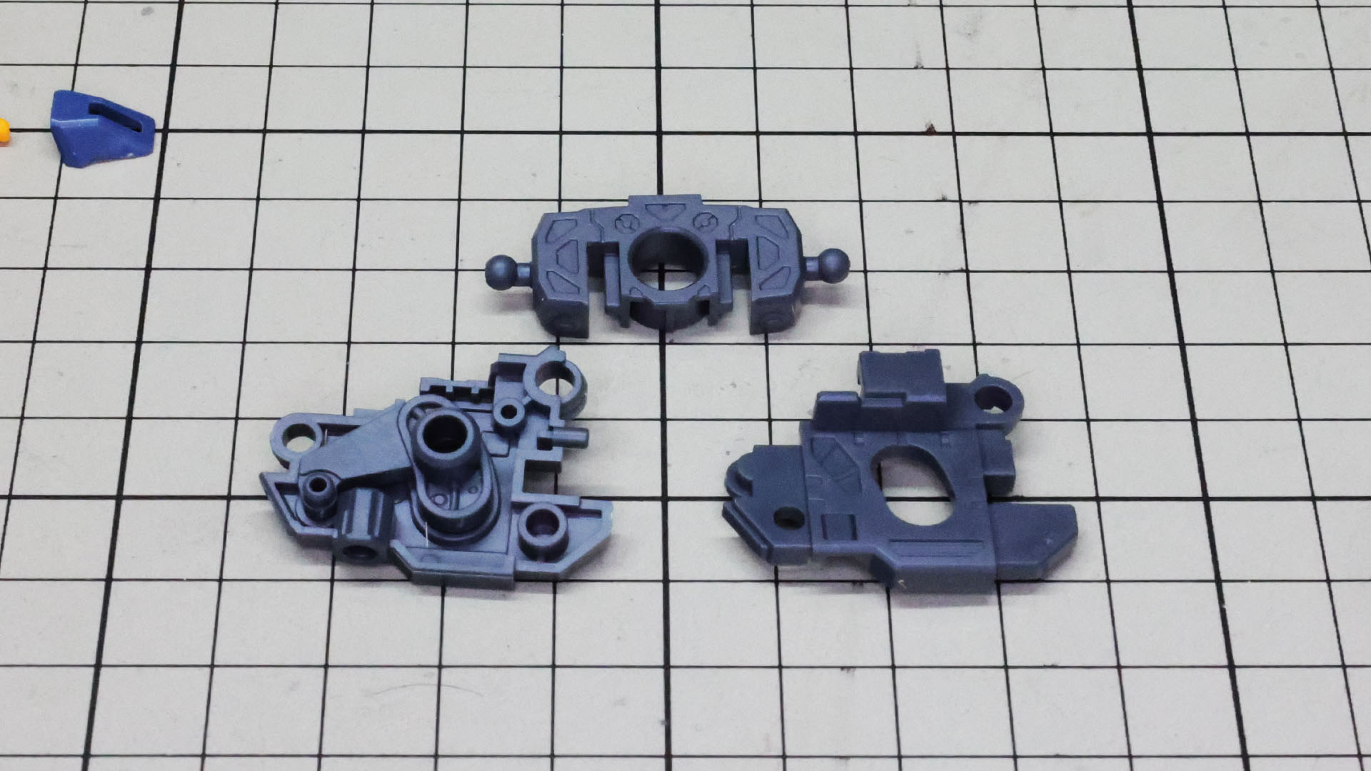 メカフレーム内には両脚を上下スイングさせられる仕組みがあります